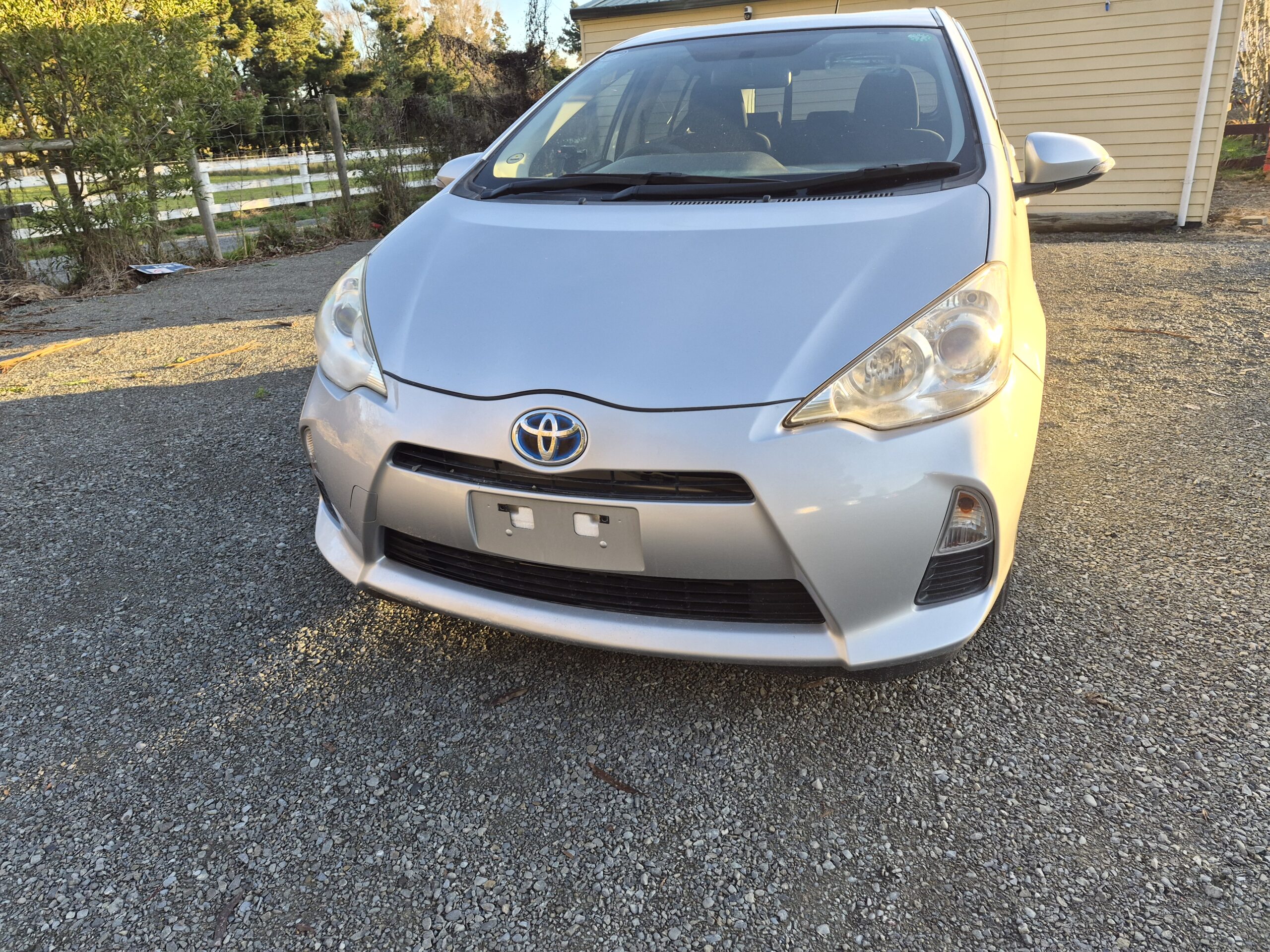 
										2013 Toyota Aqua Silver full									