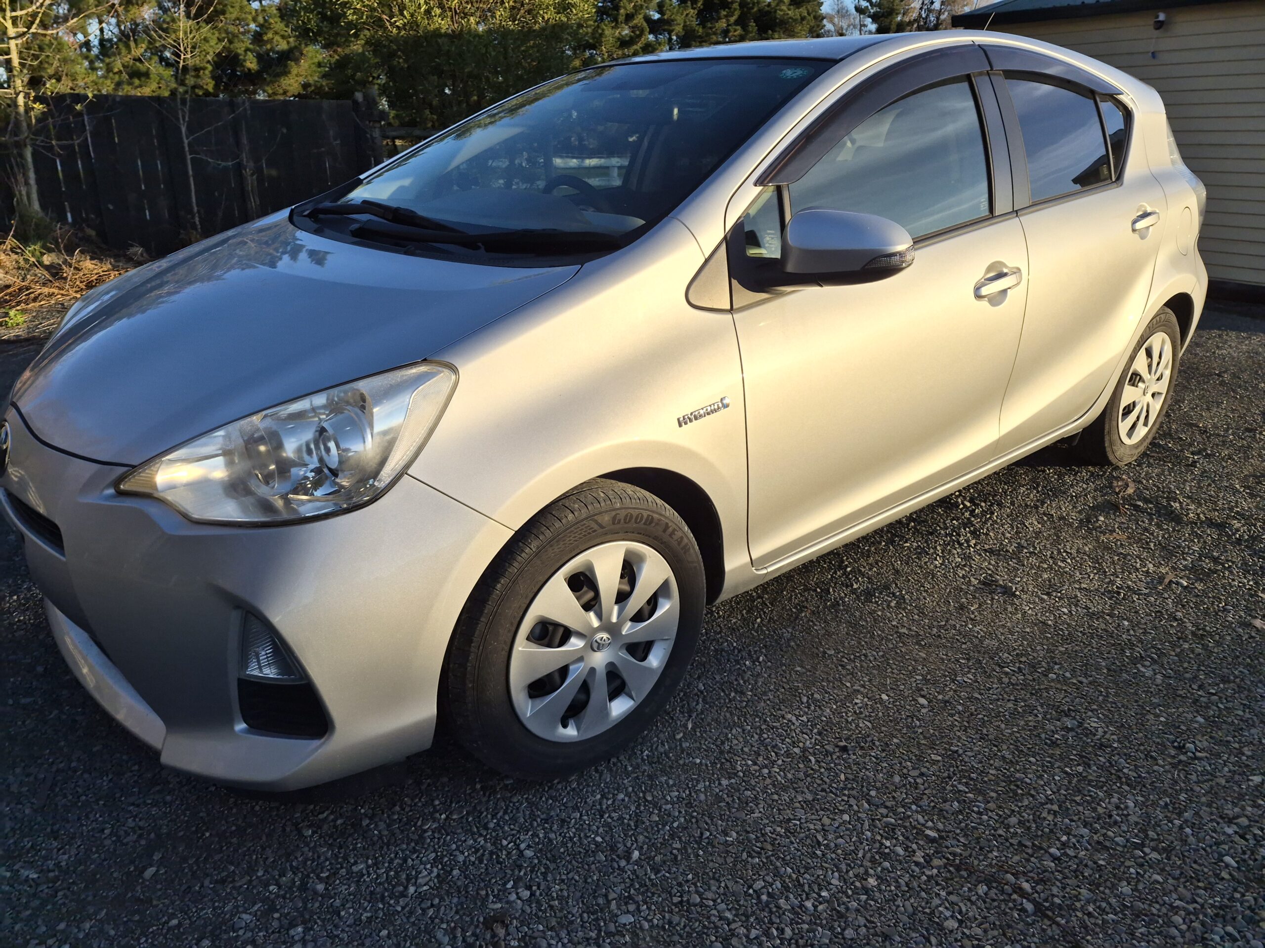 
										2013 Toyota Aqua Silver full									