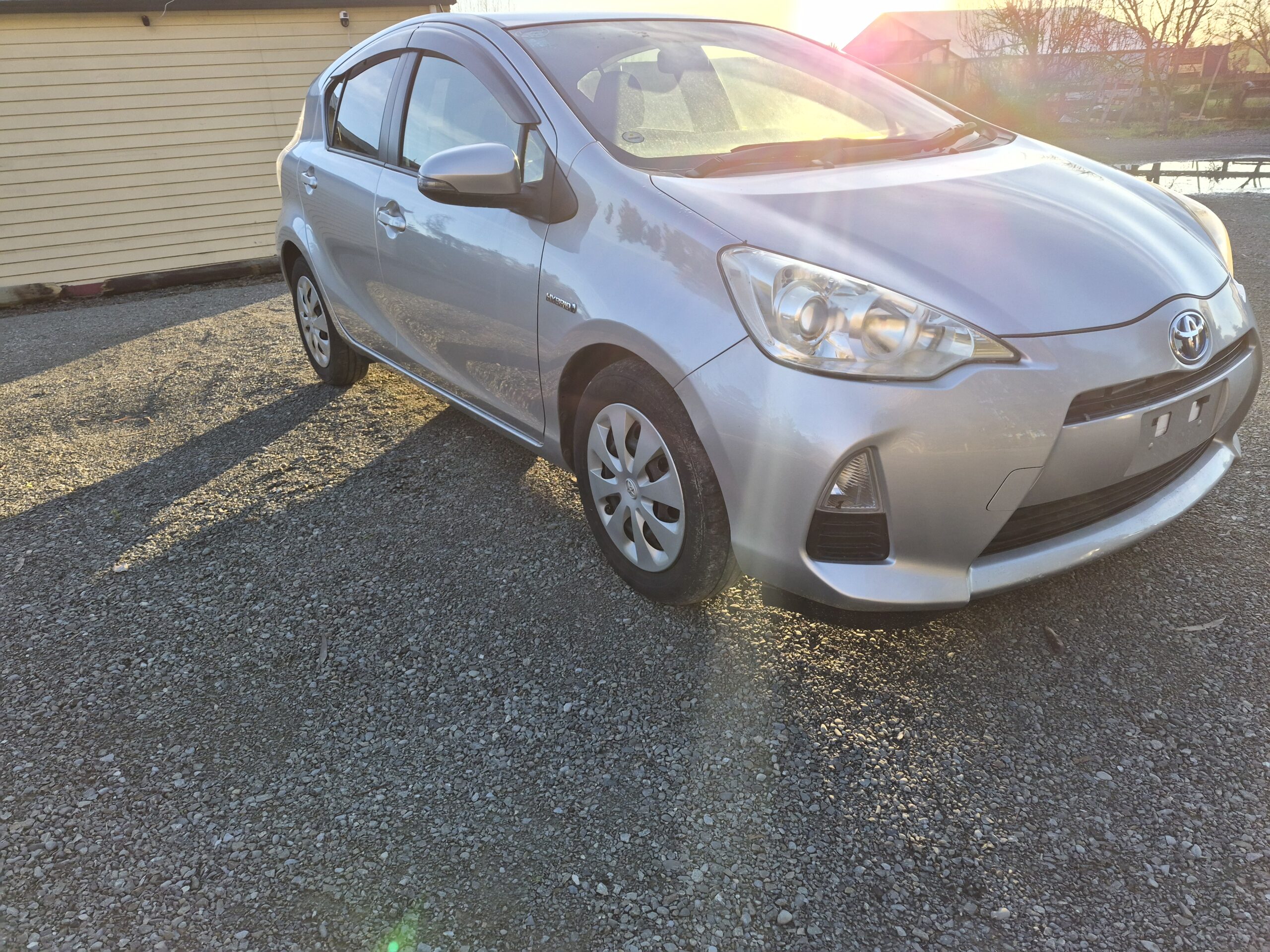 
										2013 Toyota Aqua Silver full									