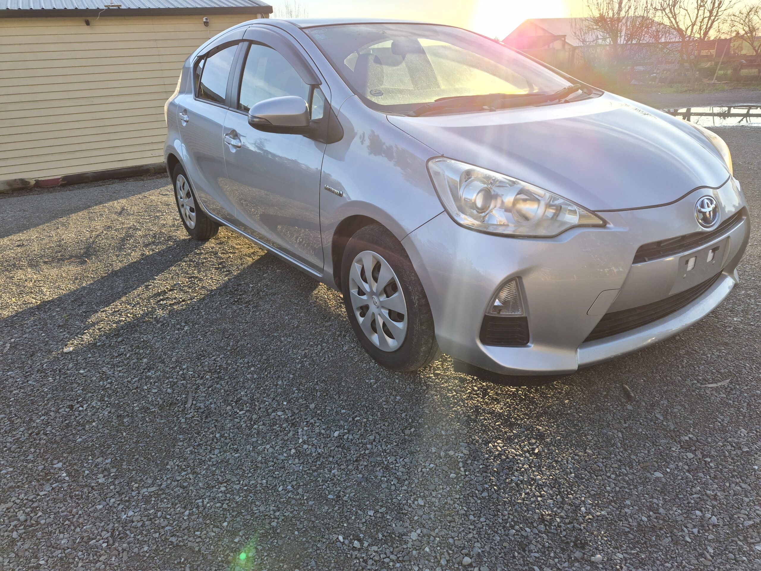 
										2013 Toyota Aqua Silver full									