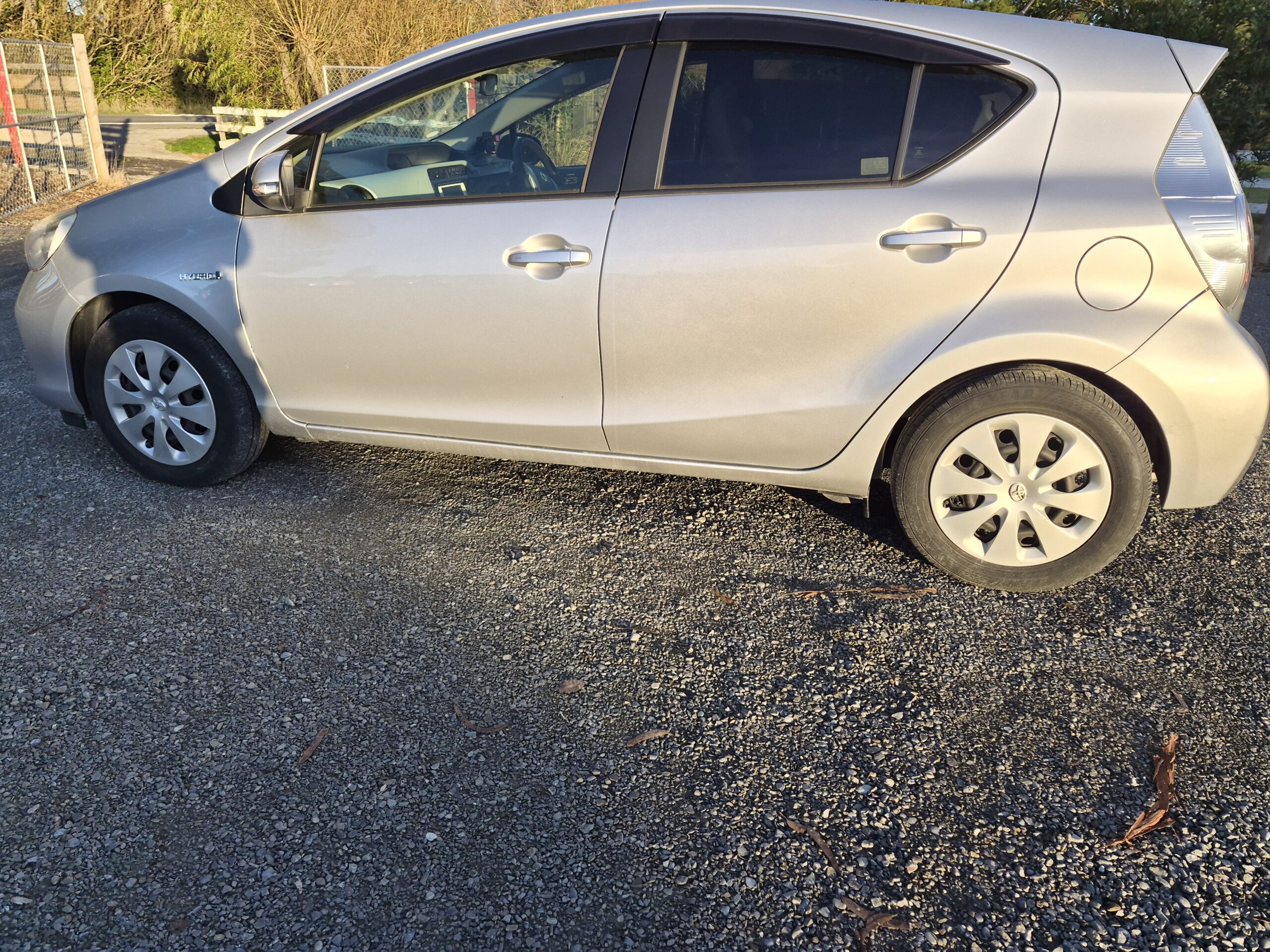 
										2013 Toyota Aqua Silver full									