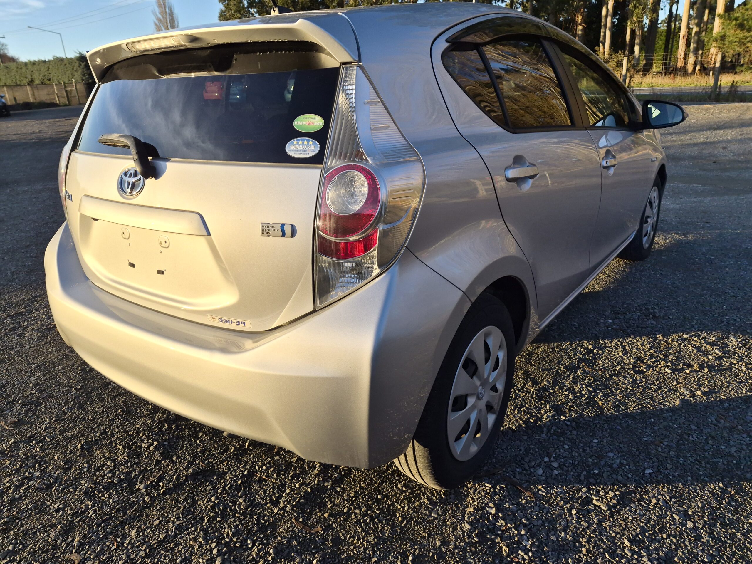 
										2013 Toyota Aqua Silver full									