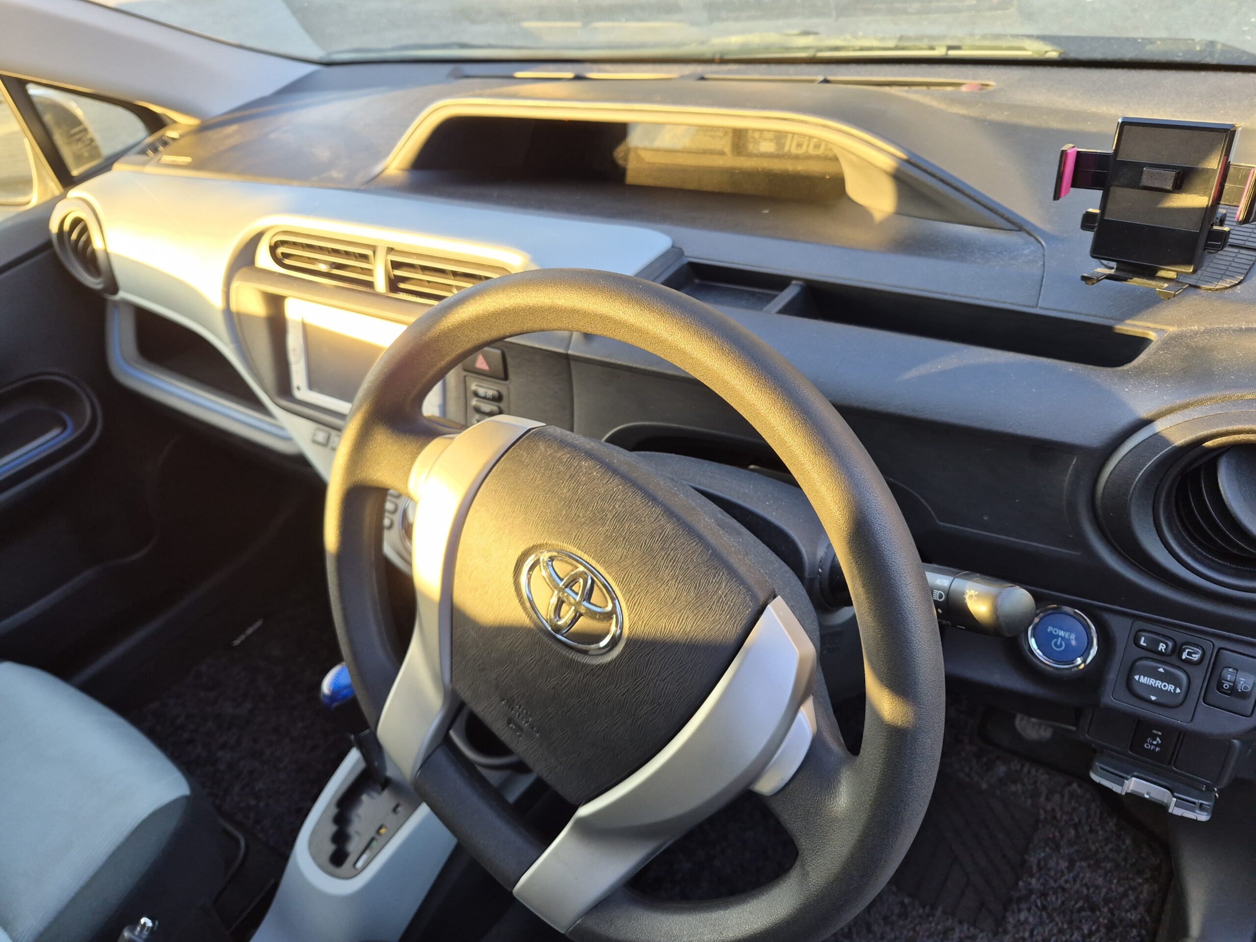 
										2013 Toyota Aqua Silver full									