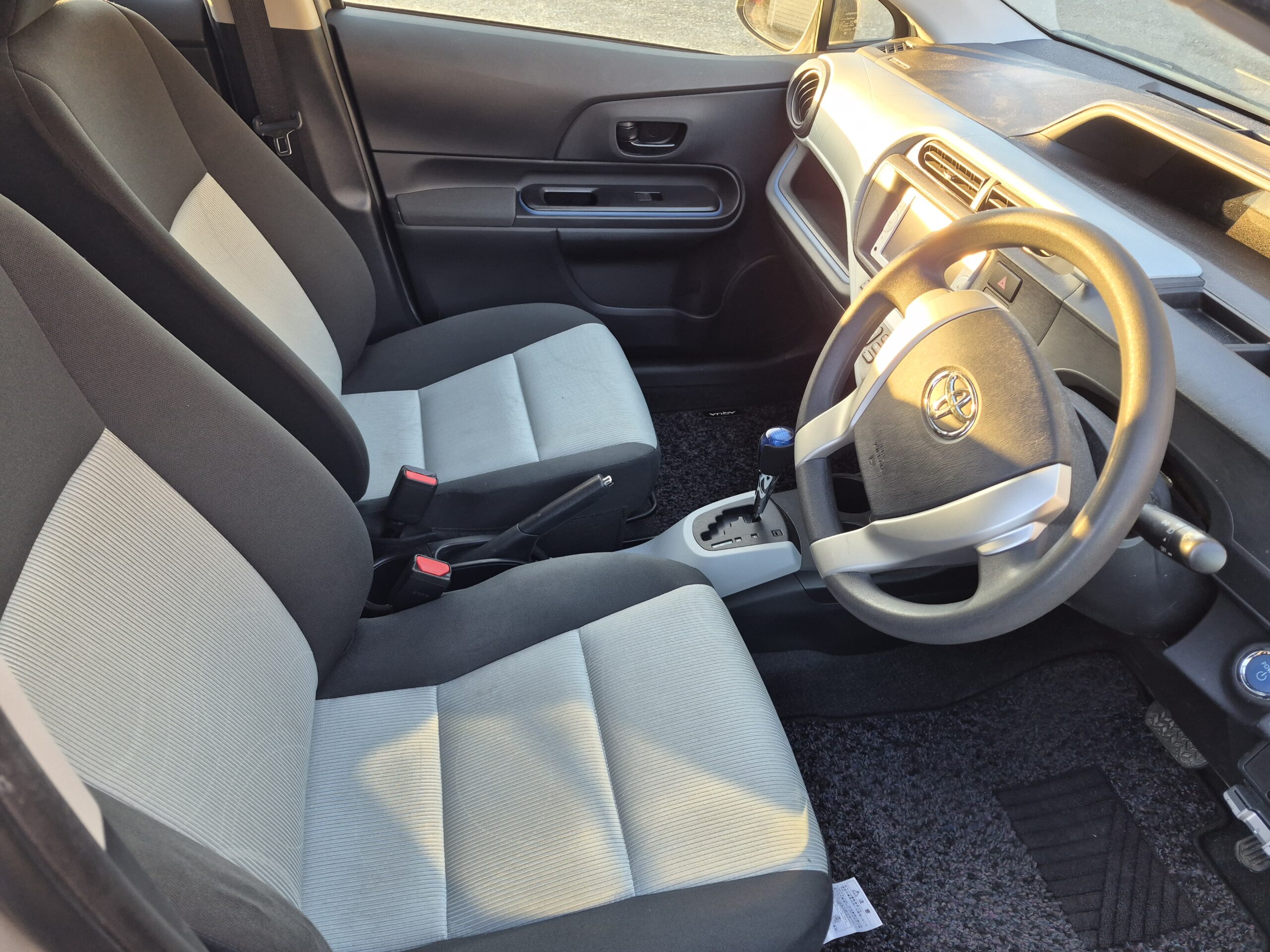 
										2013 Toyota Aqua Silver full									