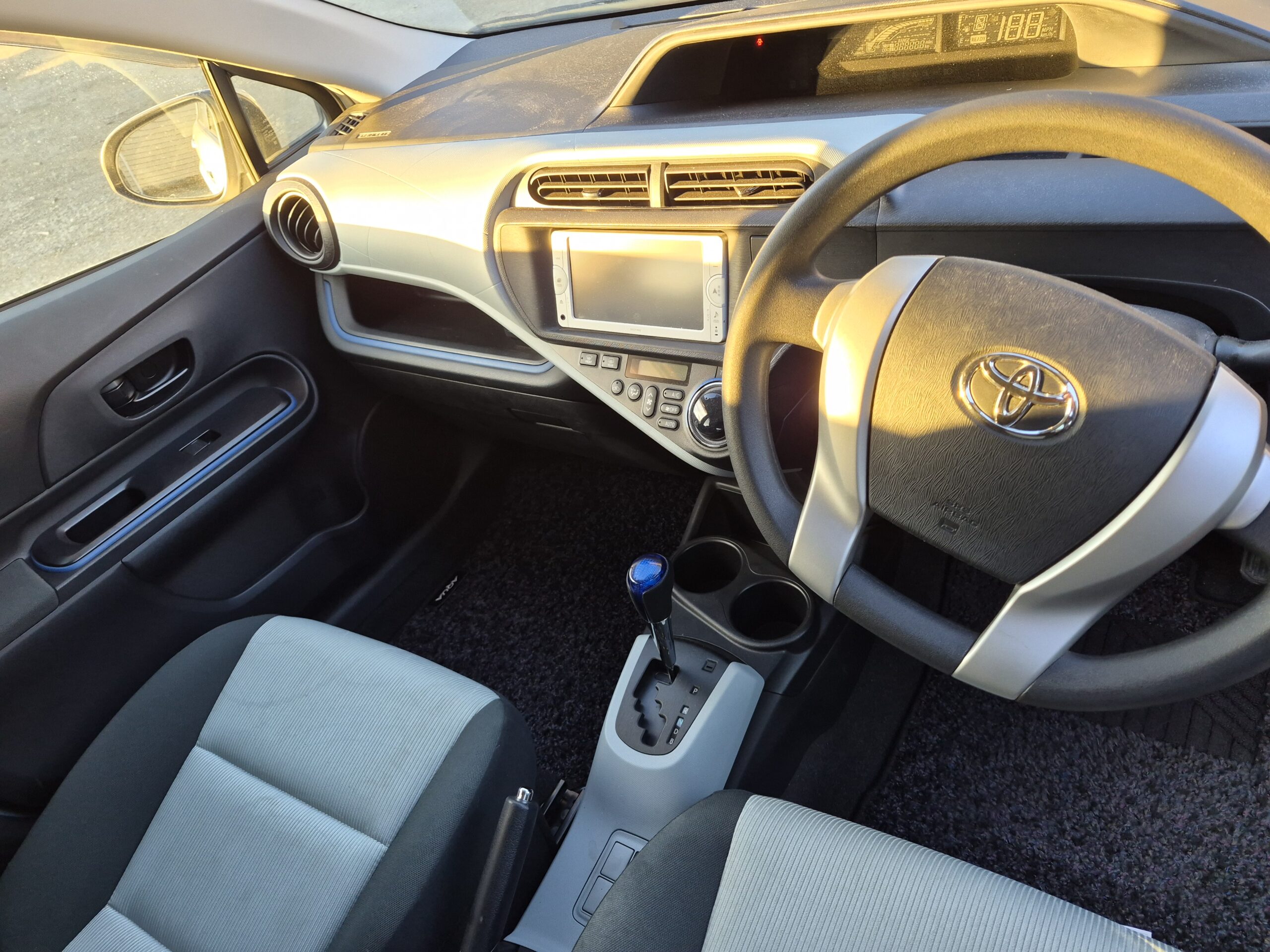 
										2013 Toyota Aqua Silver full									