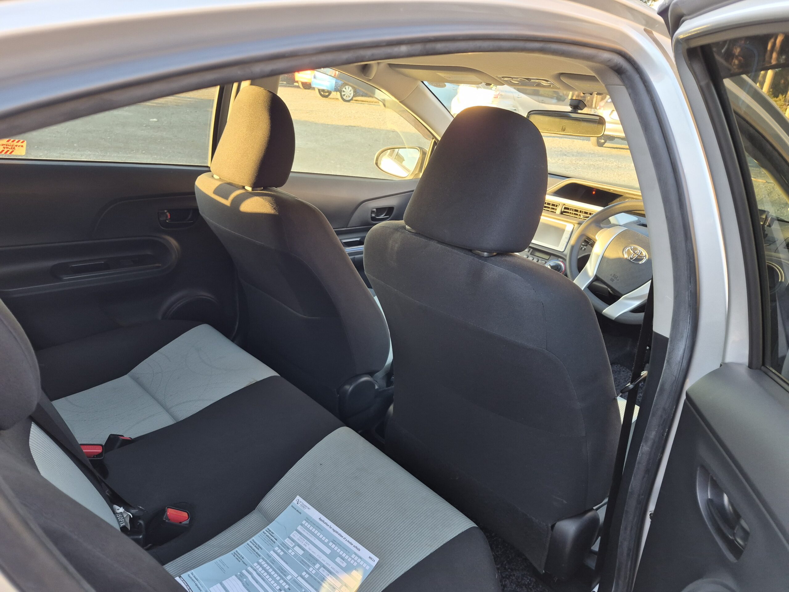 
										2013 Toyota Aqua Silver full									