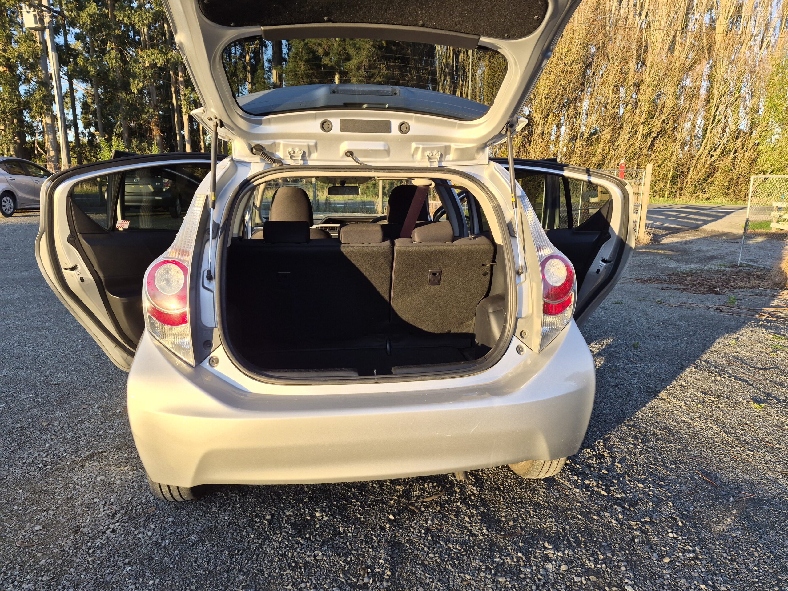 
										2013 Toyota Aqua Silver full									