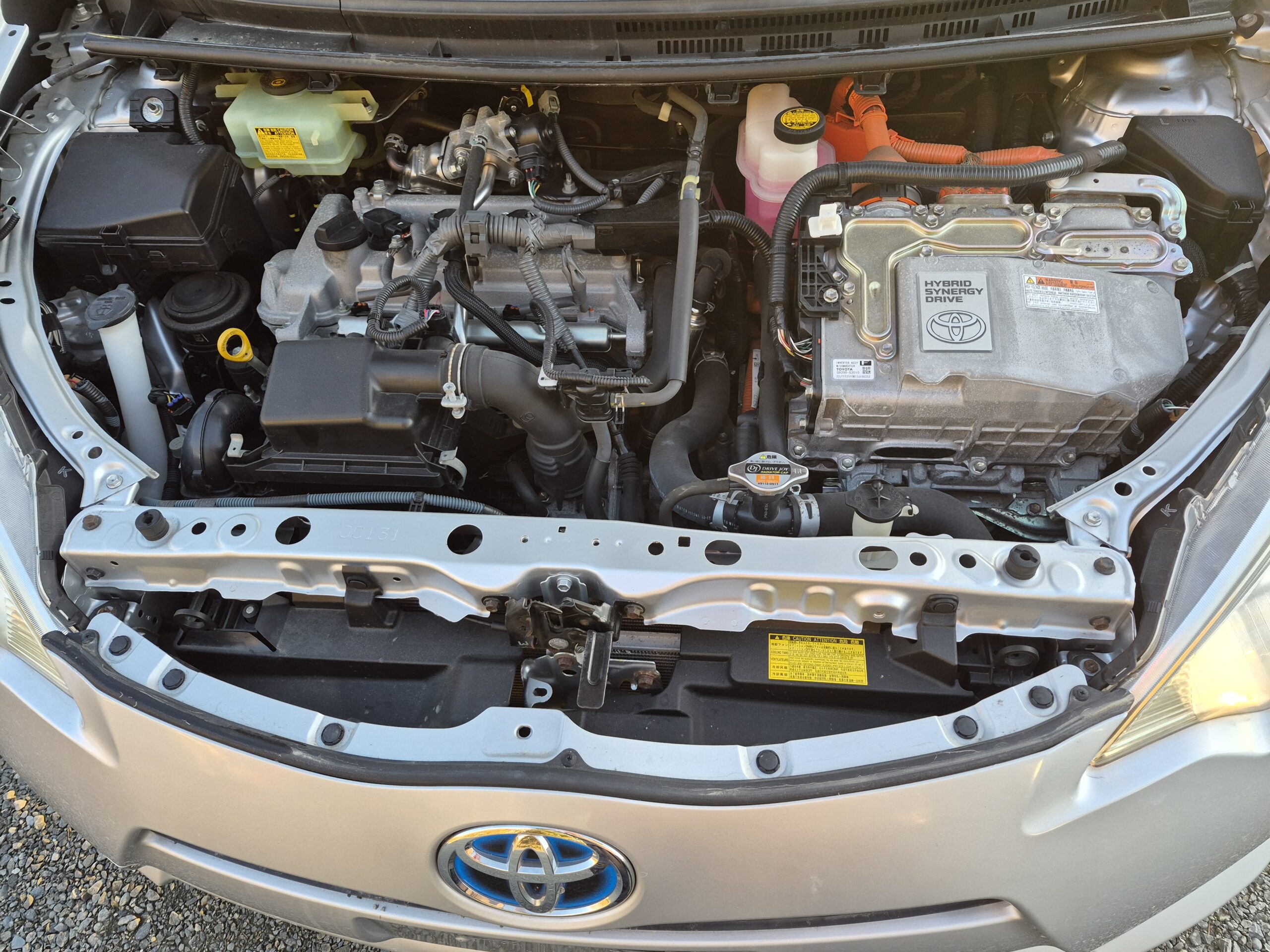
										2013 Toyota Aqua Silver full									