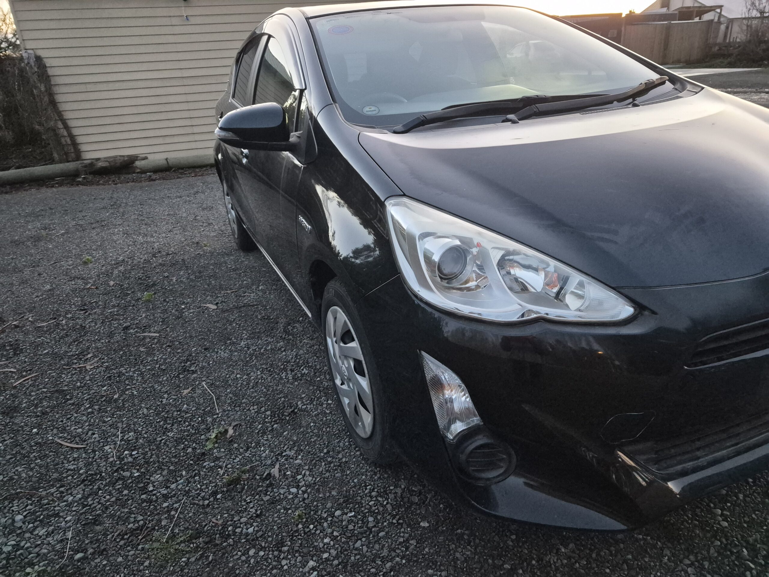 
								2015 Toyota Aqua Black full									