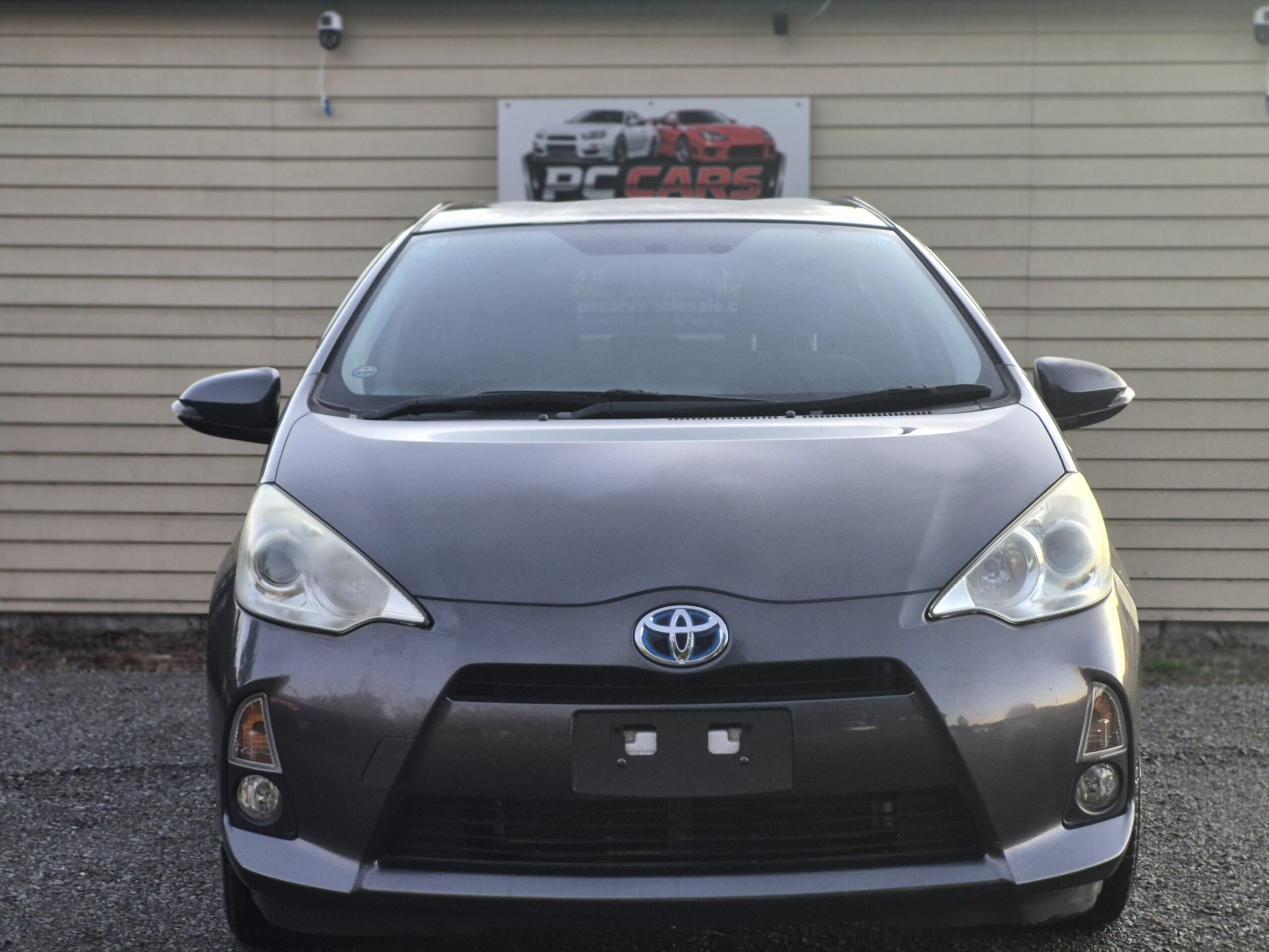
								2012 Toyota Aqua full									