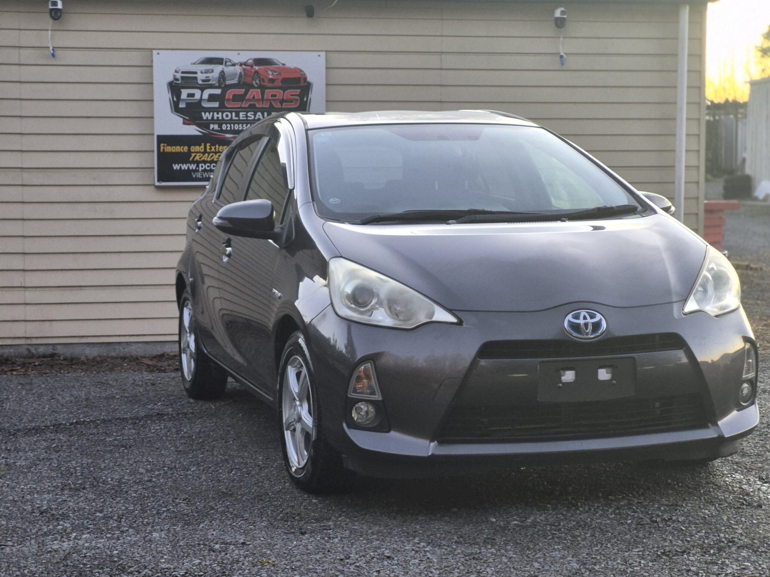 
								2012 Toyota Aqua full									