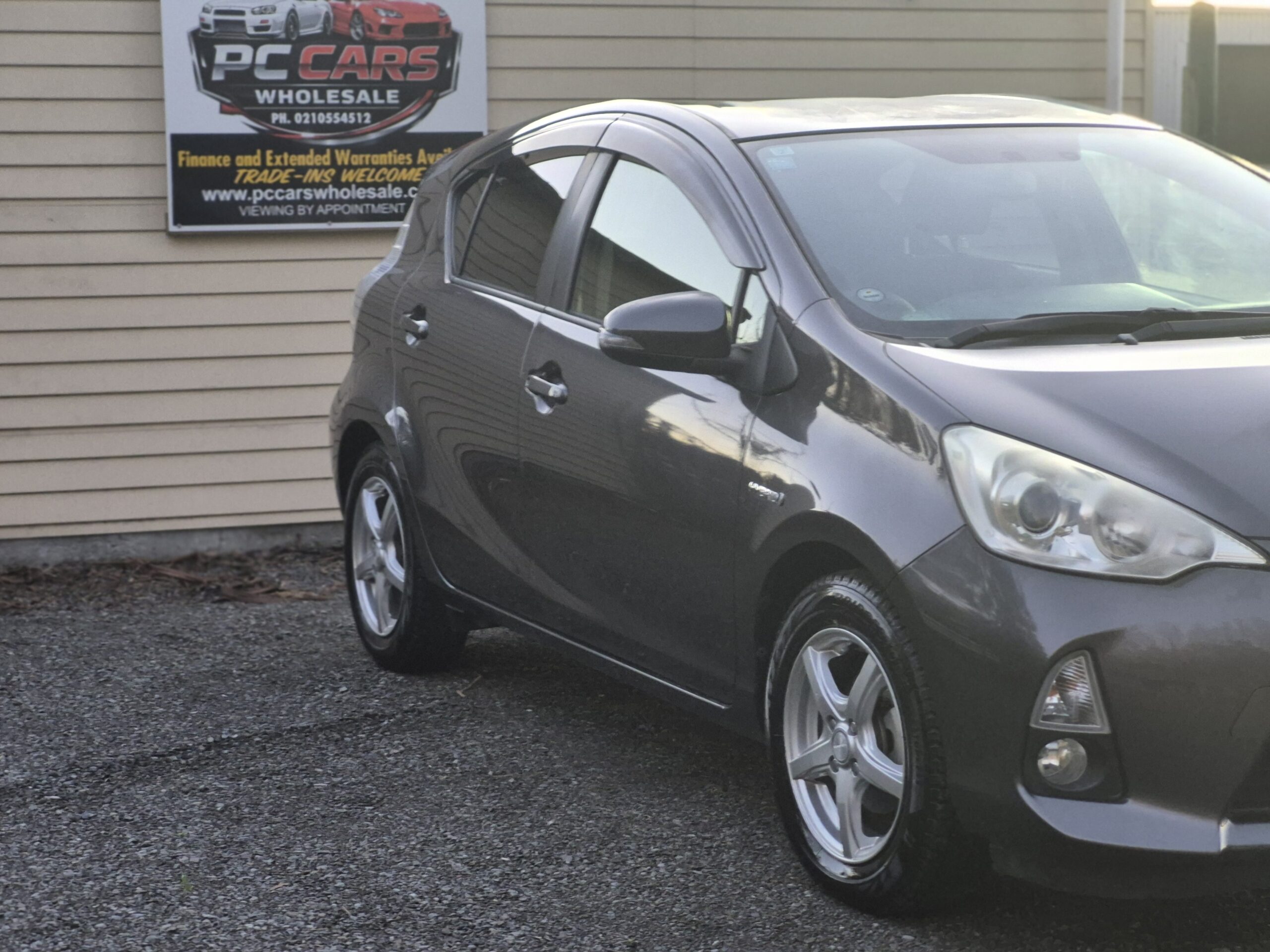 
								2012 Toyota Aqua full									