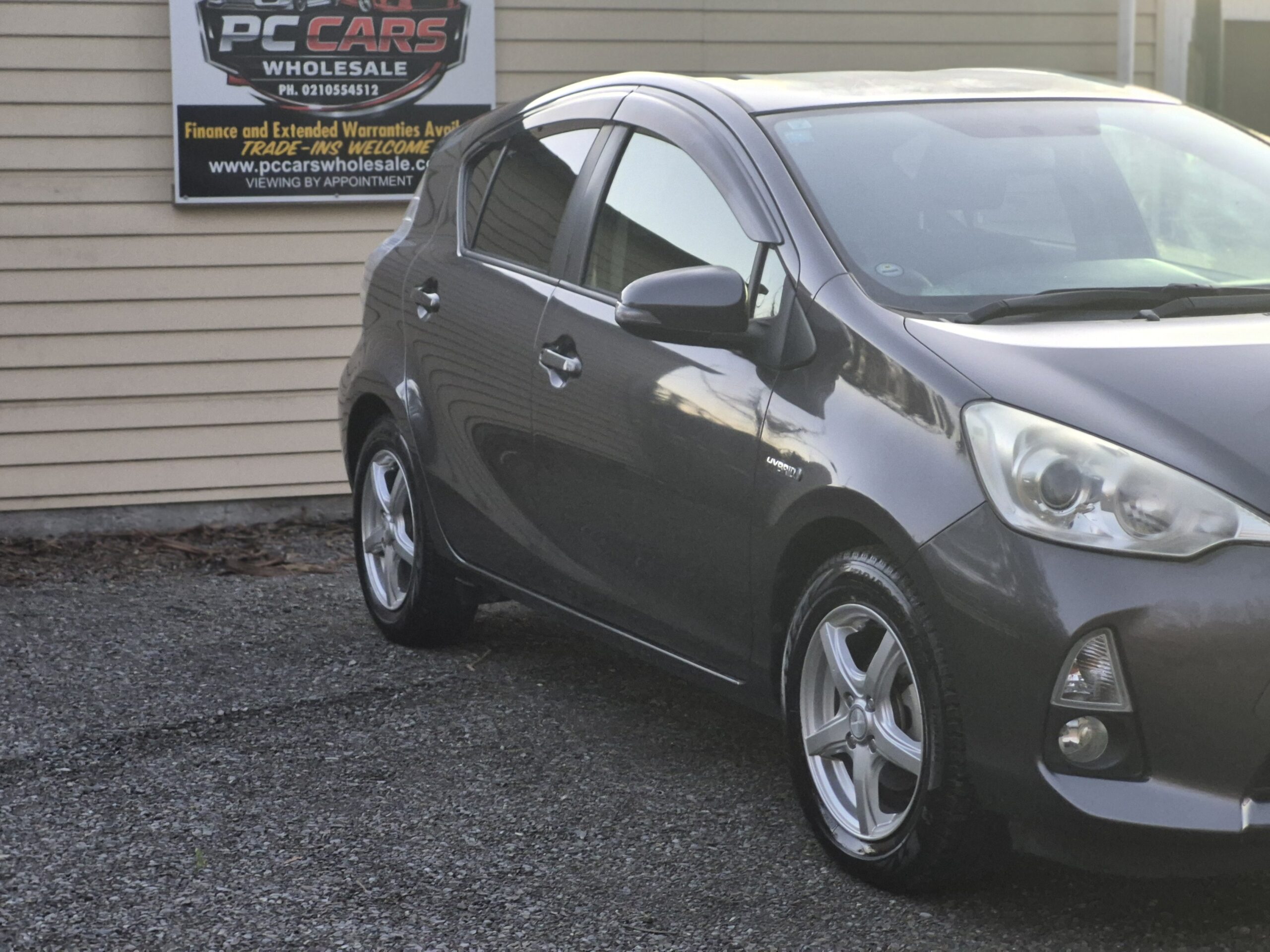 
								2012 Toyota Aqua full									