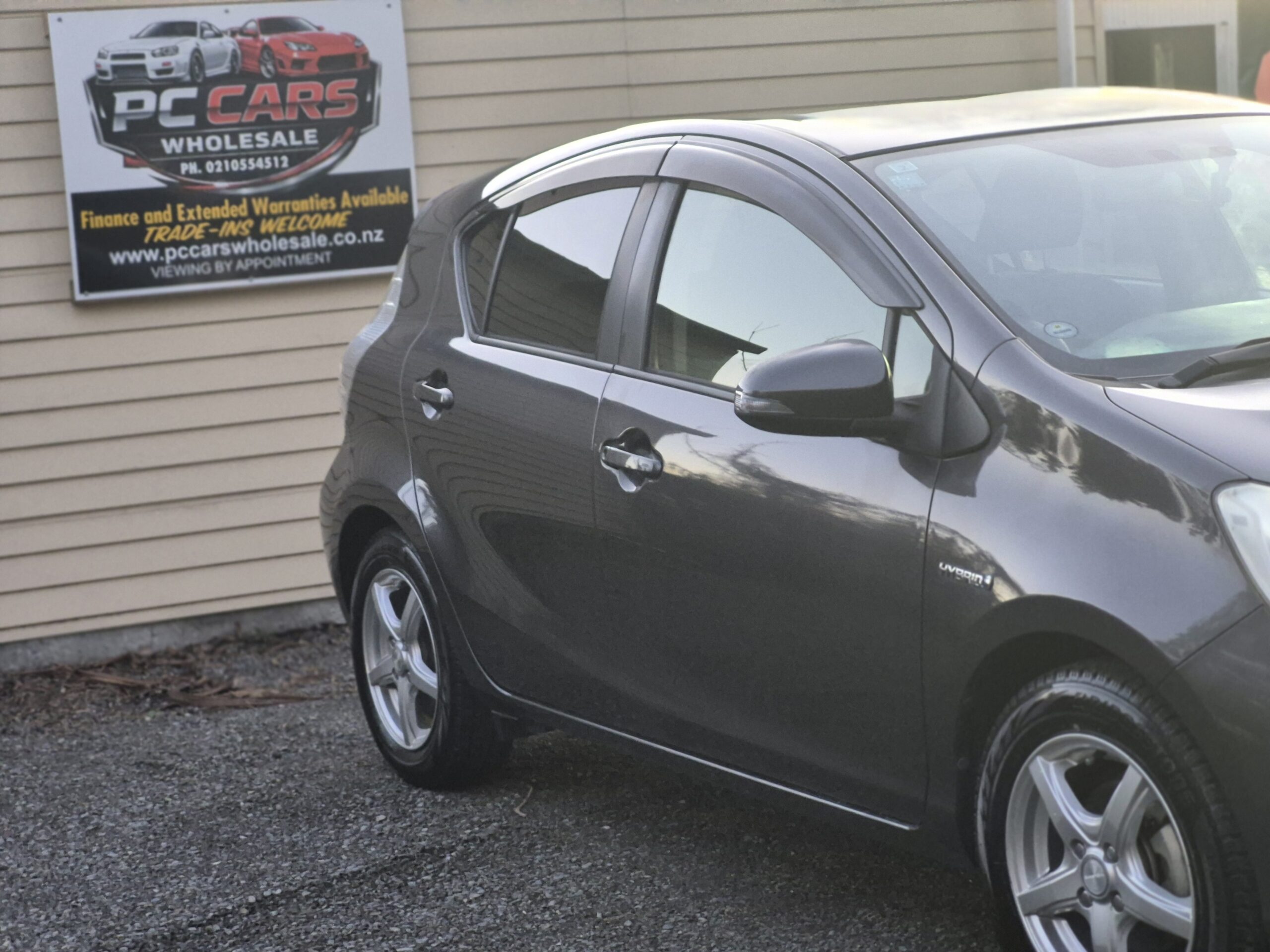 
								2012 Toyota Aqua full									
