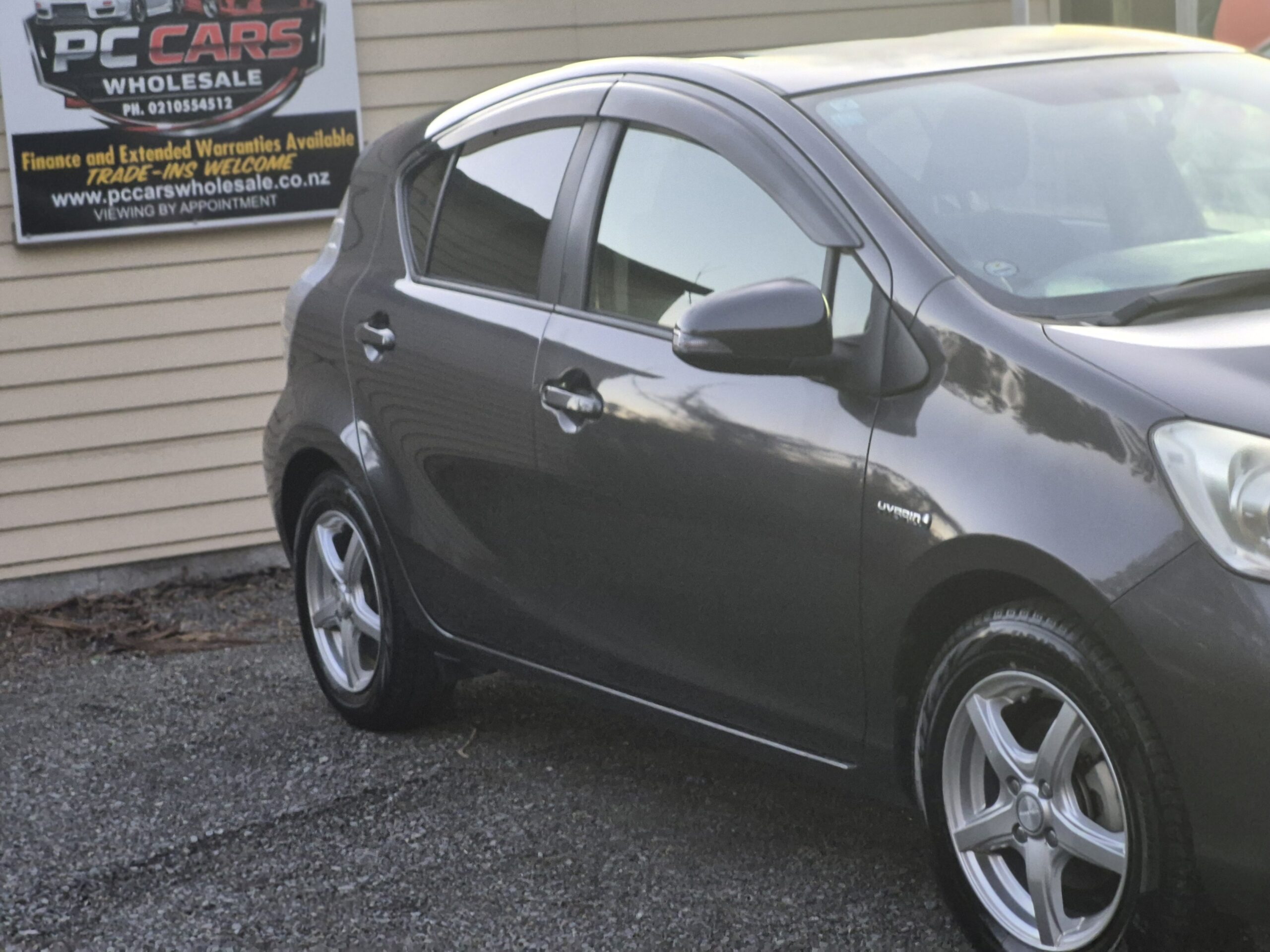 
								2012 Toyota Aqua full									