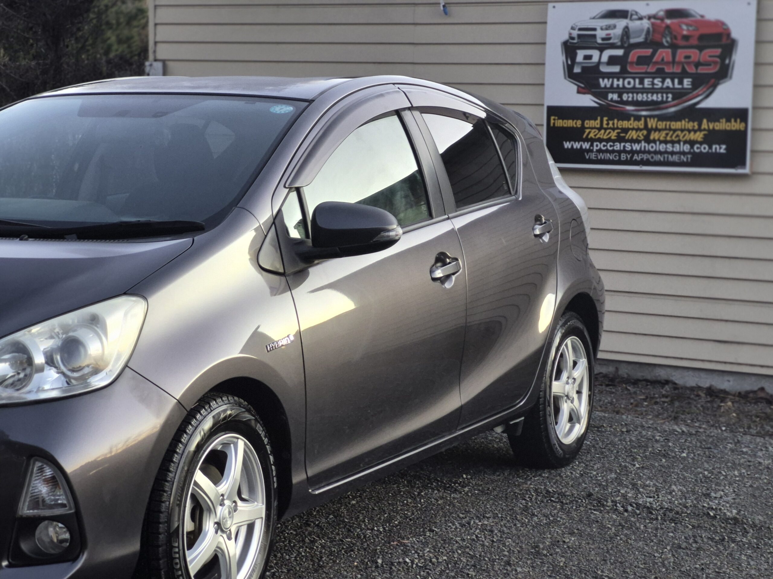 
								2012 Toyota Aqua full									