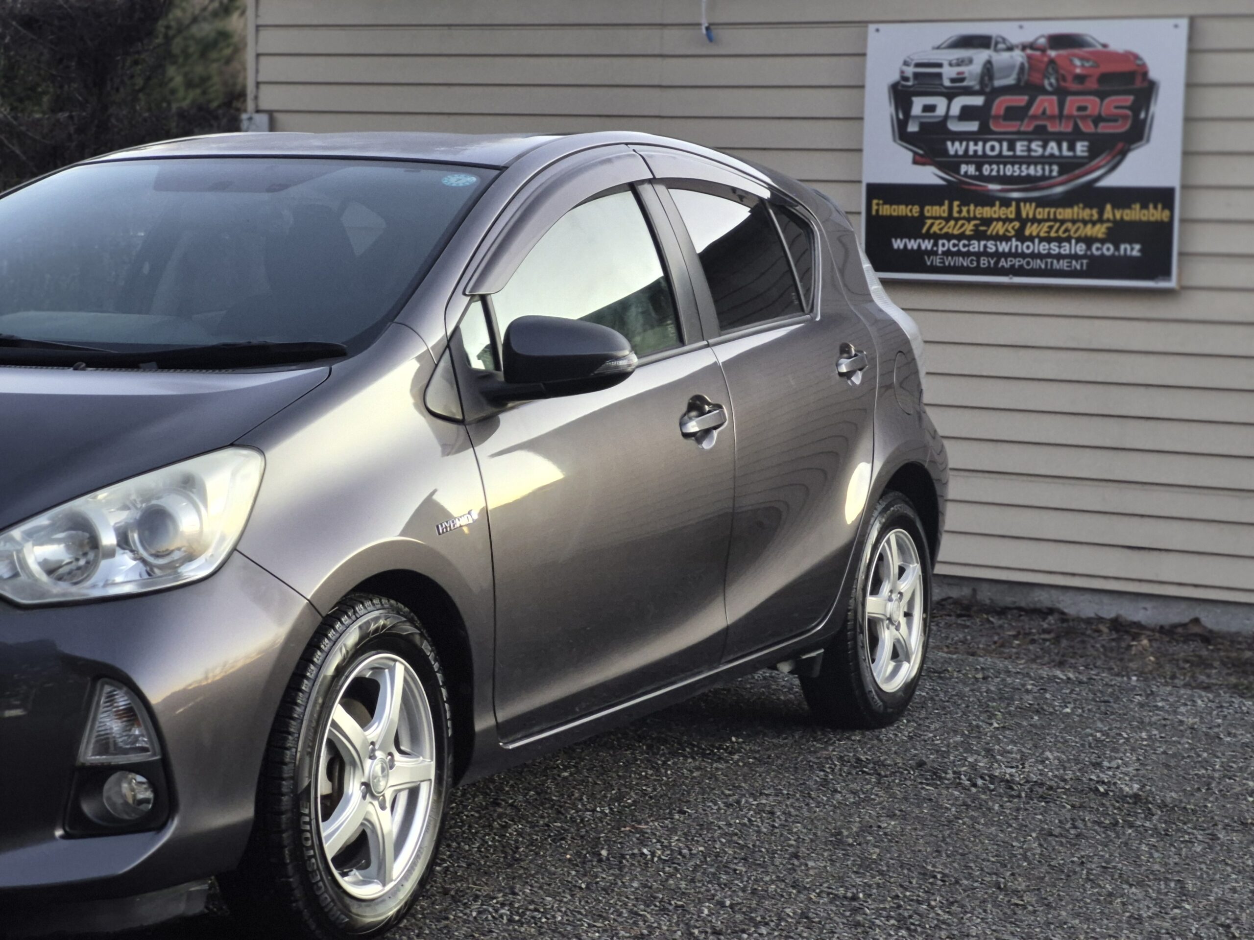
								2012 Toyota Aqua full									