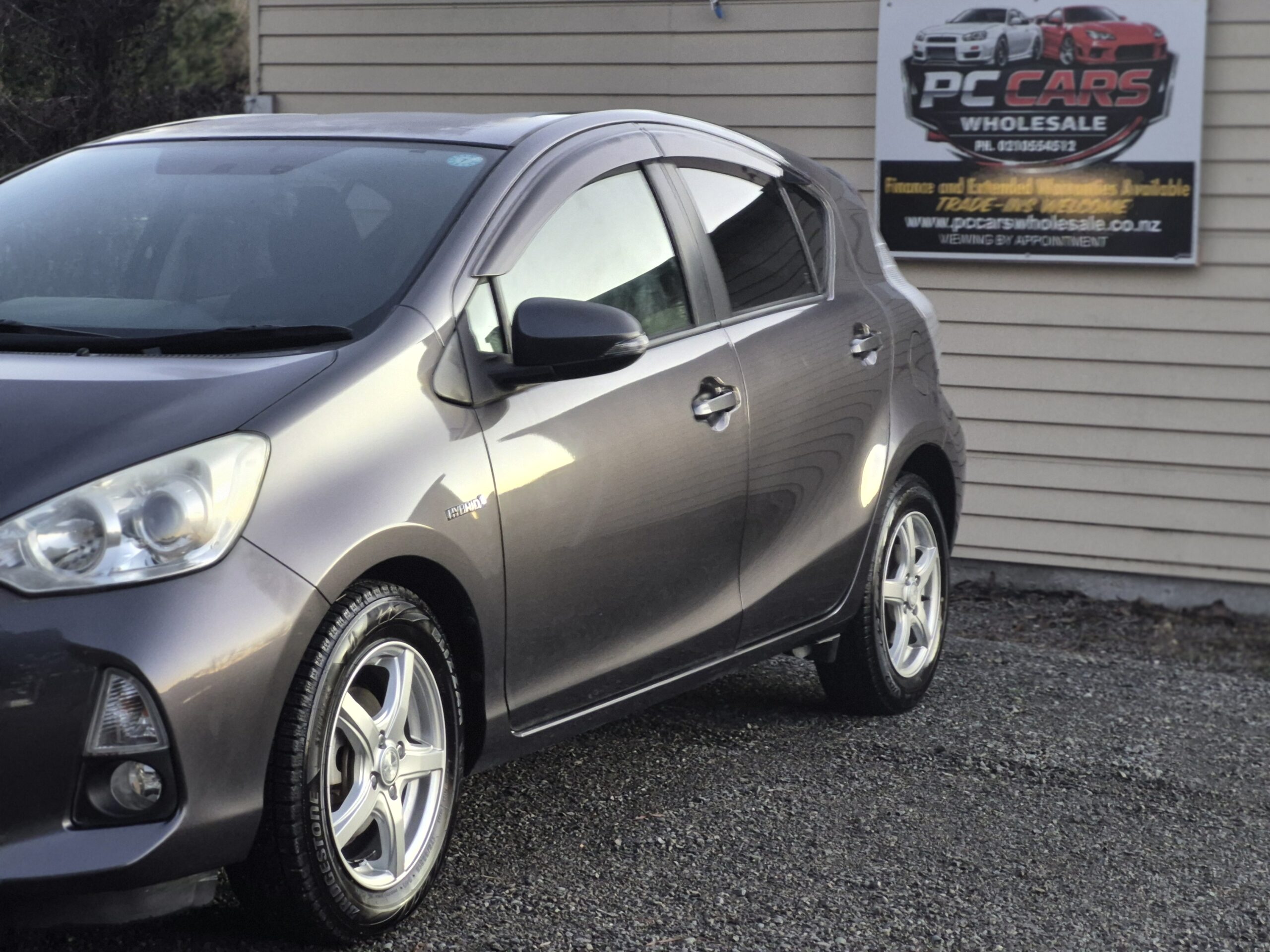 
								2012 Toyota Aqua full									