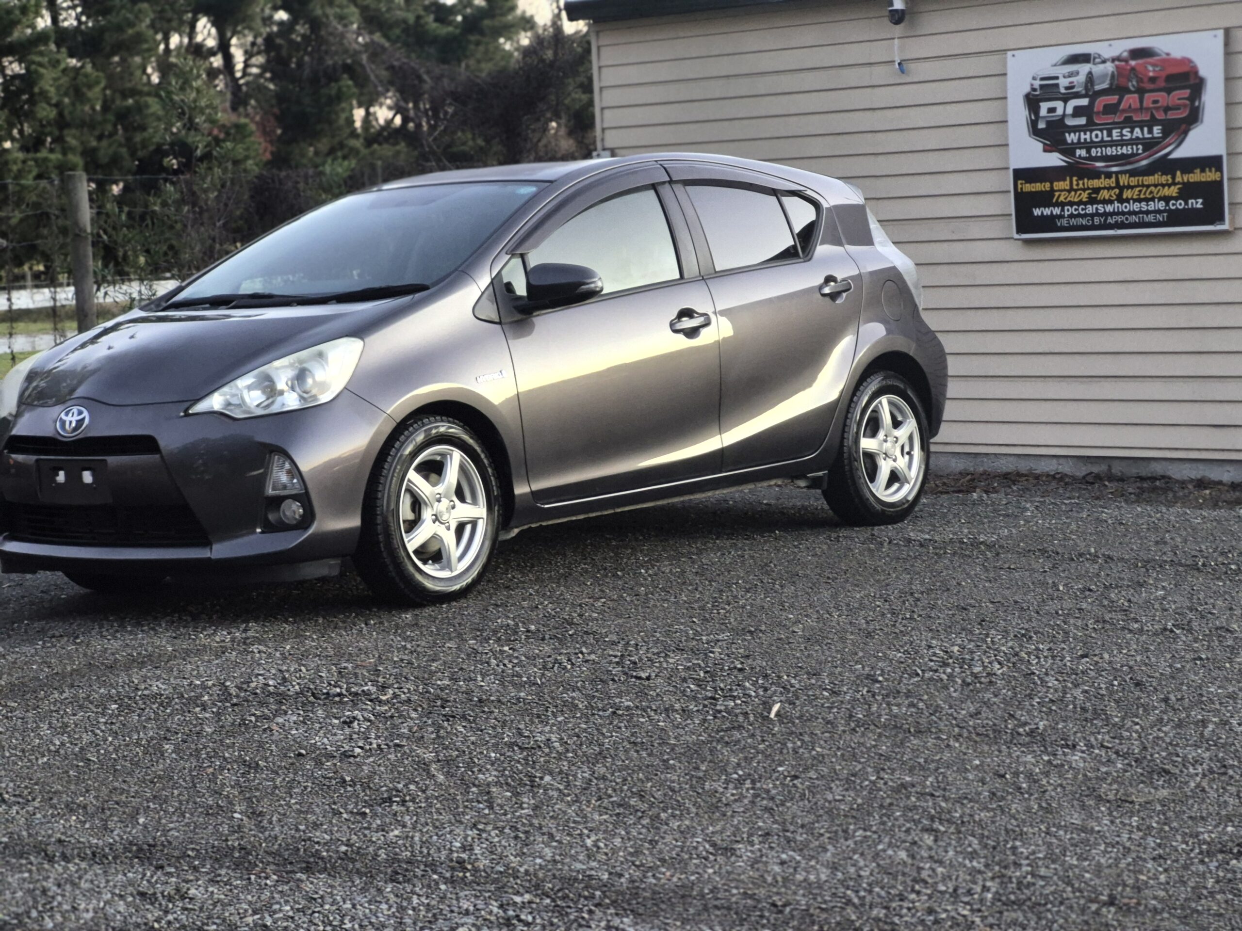 
								2012 Toyota Aqua full									
