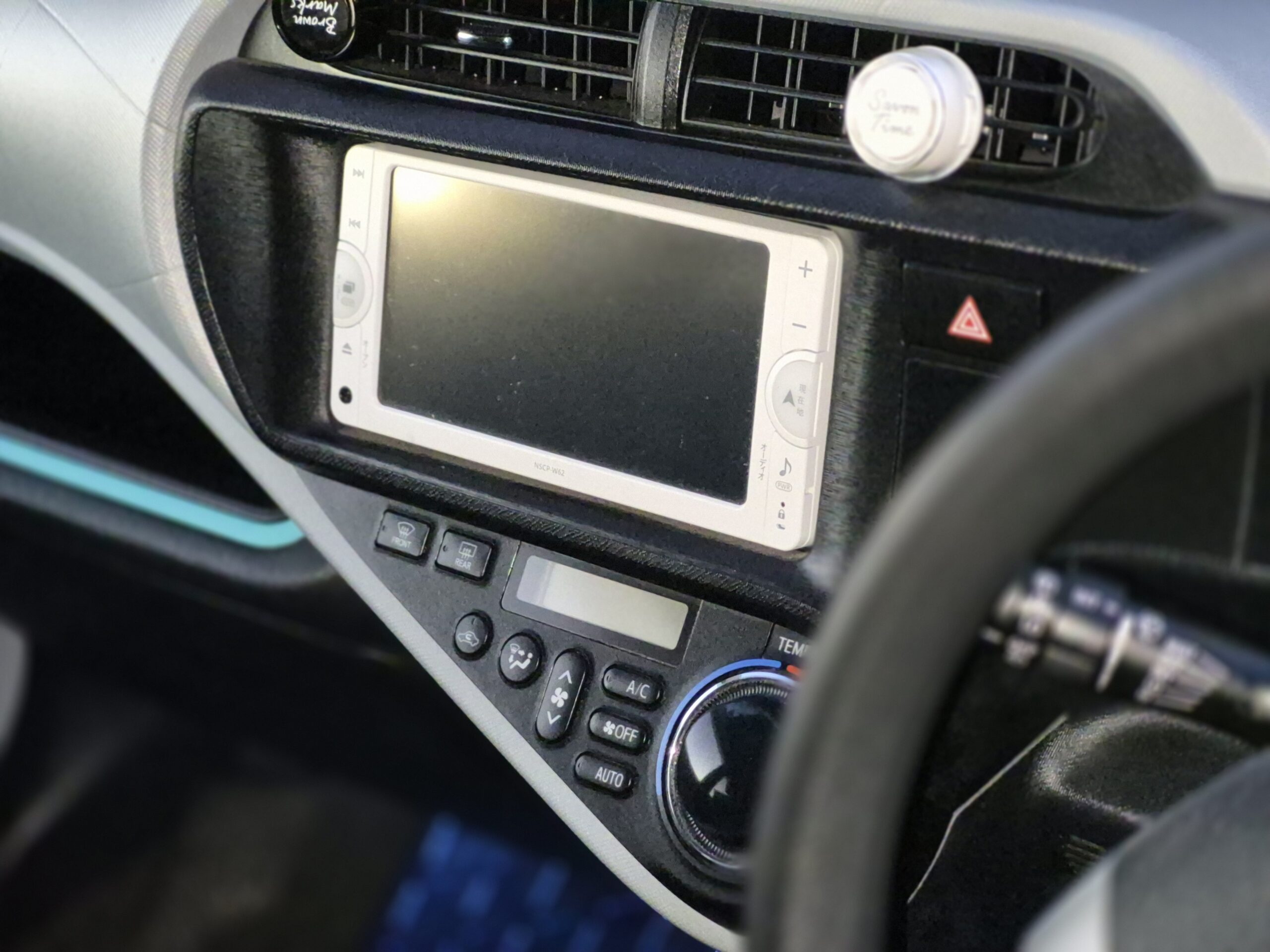 
								2012 Toyota Aqua full									