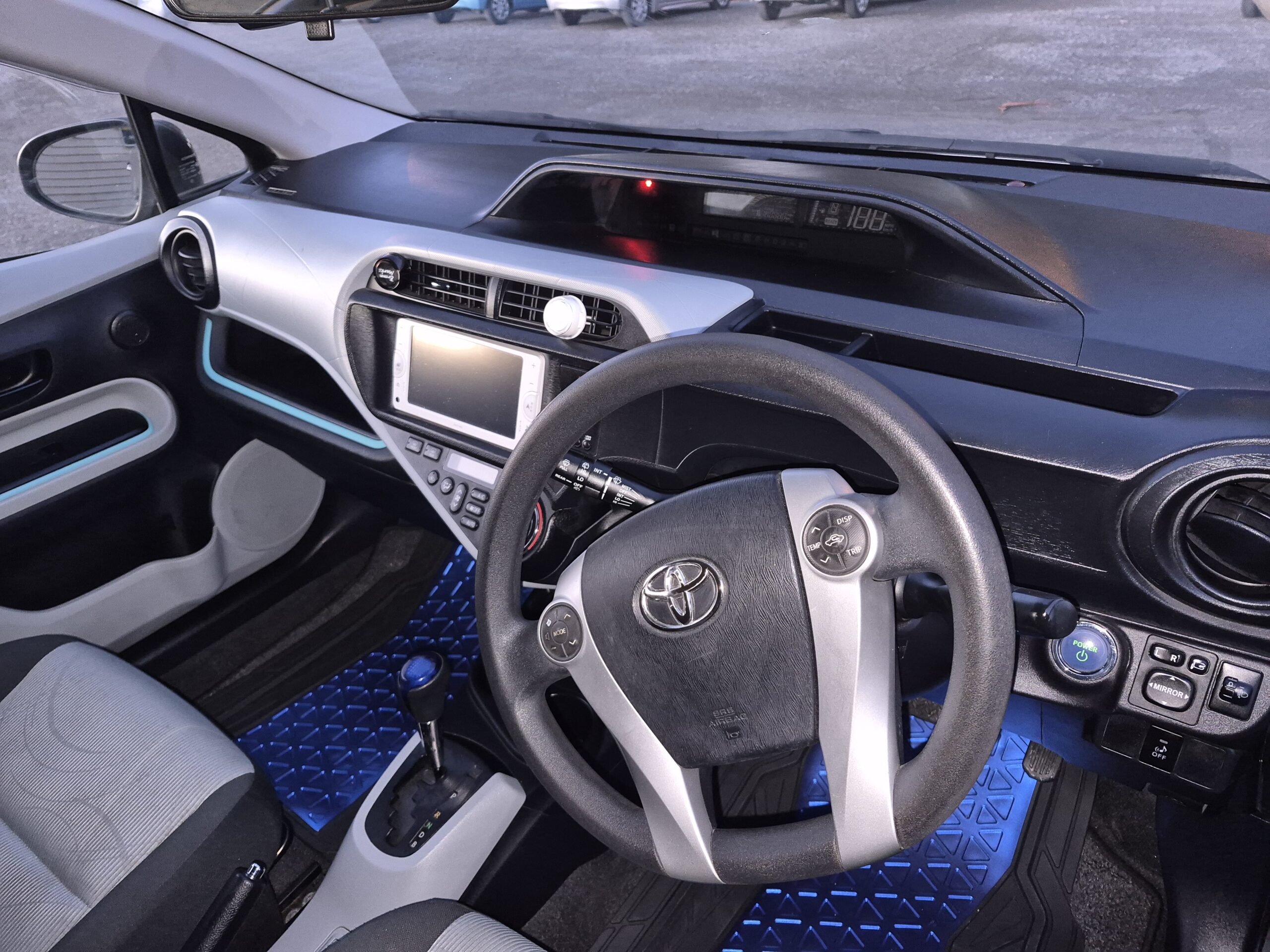 
								2012 Toyota Aqua full									