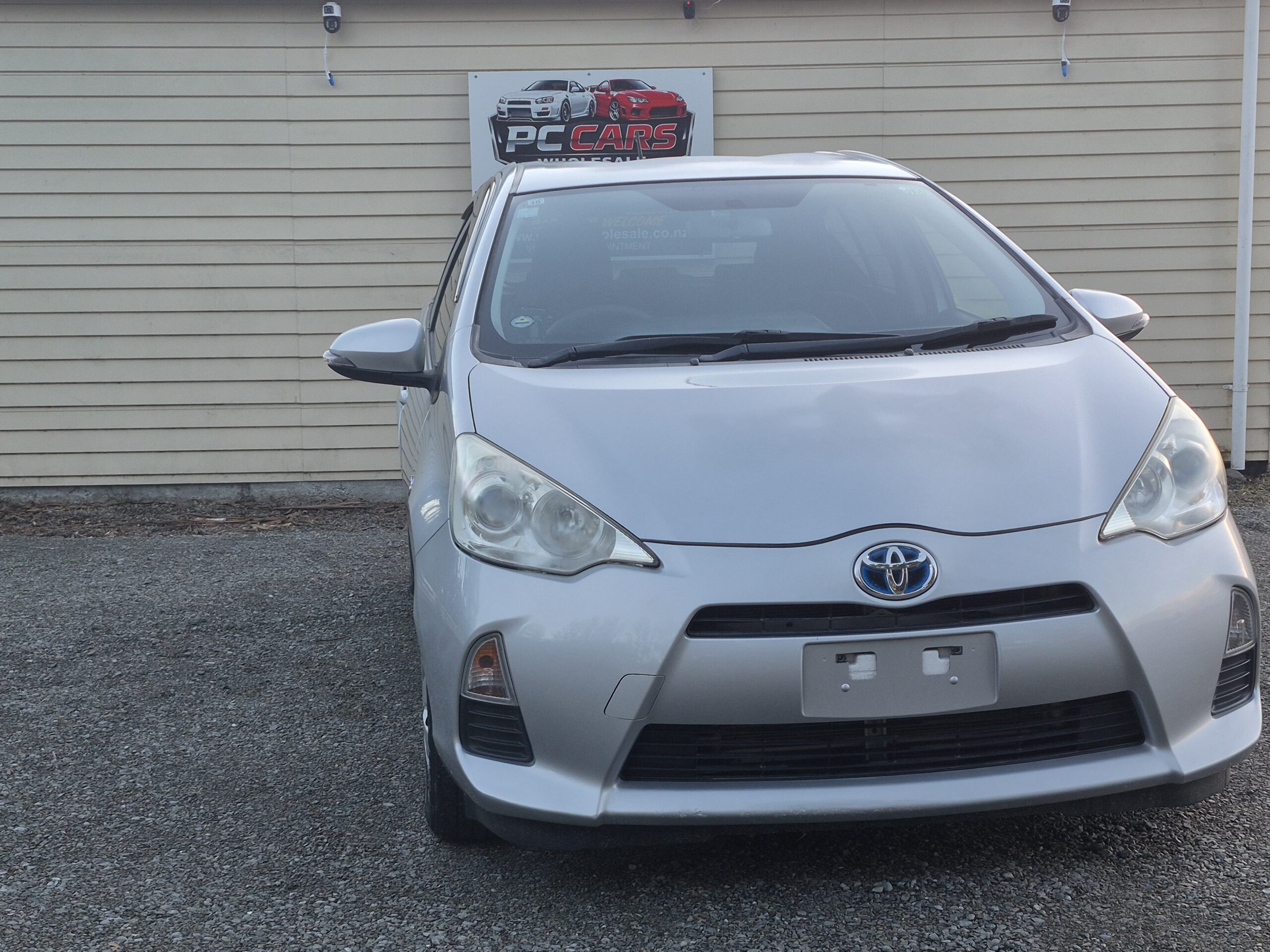 
								2013 Toyota Aqua Hybrid Push Start / Reverse Camera / Fresh Import full									