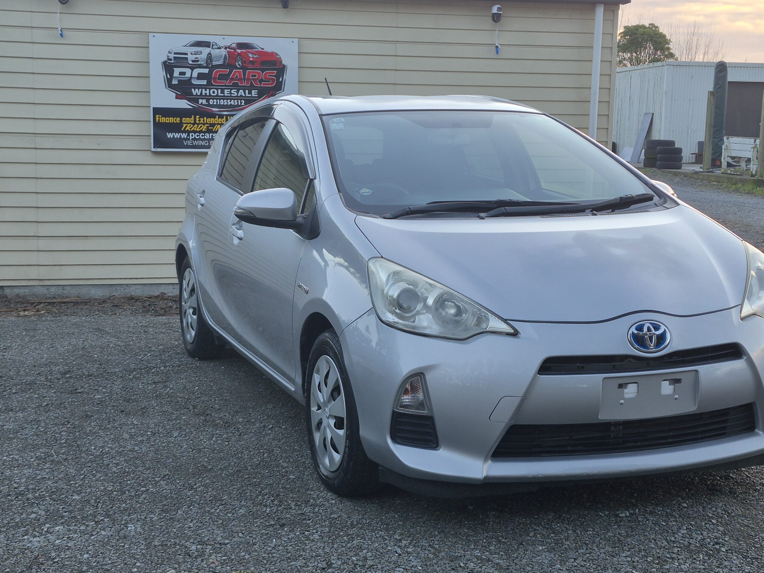 
								2013 Toyota Aqua Hybrid Push Start / Reverse Camera / Fresh Import full									