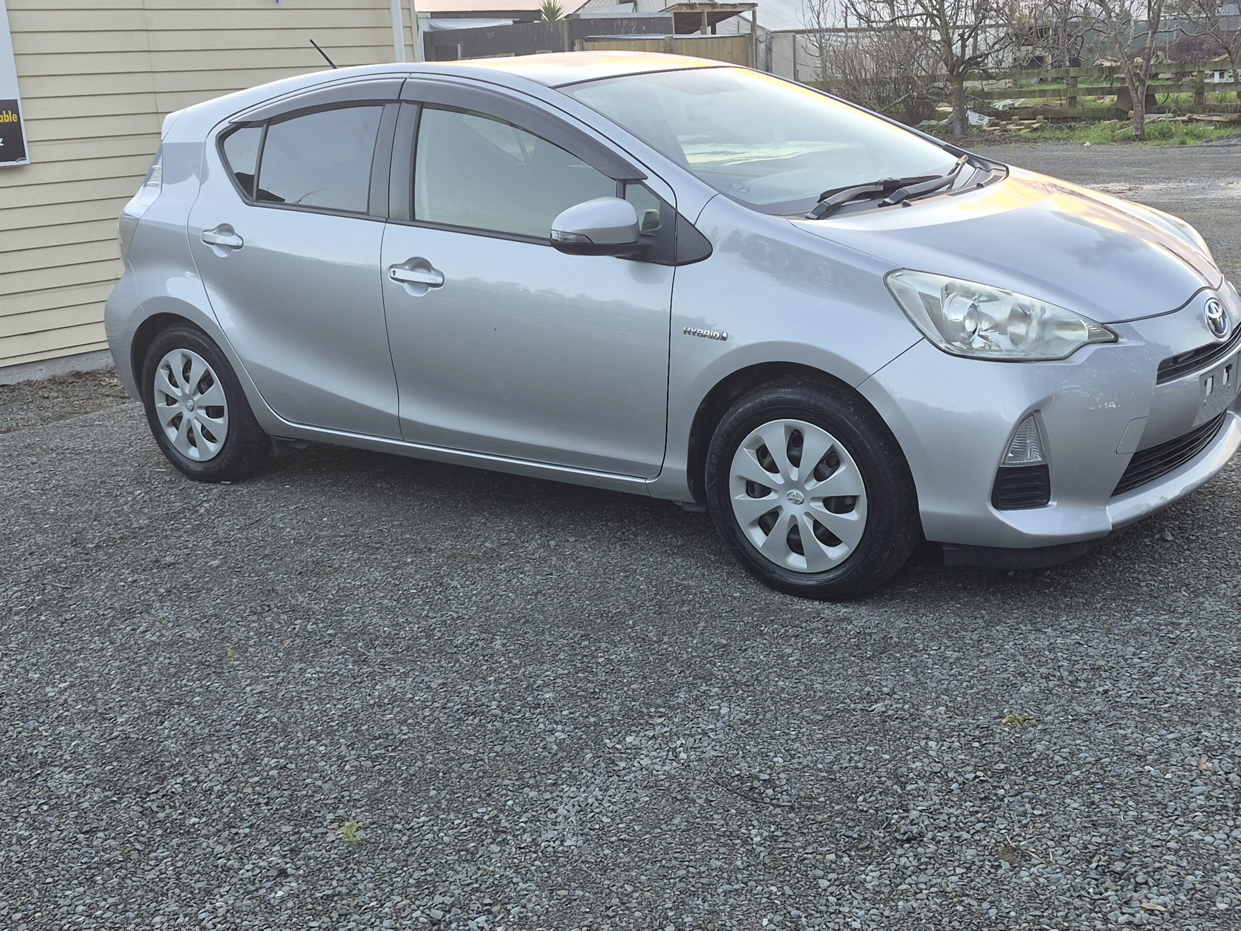
								2013 Toyota Aqua Hybrid Push Start / Reverse Camera / Fresh Import full									