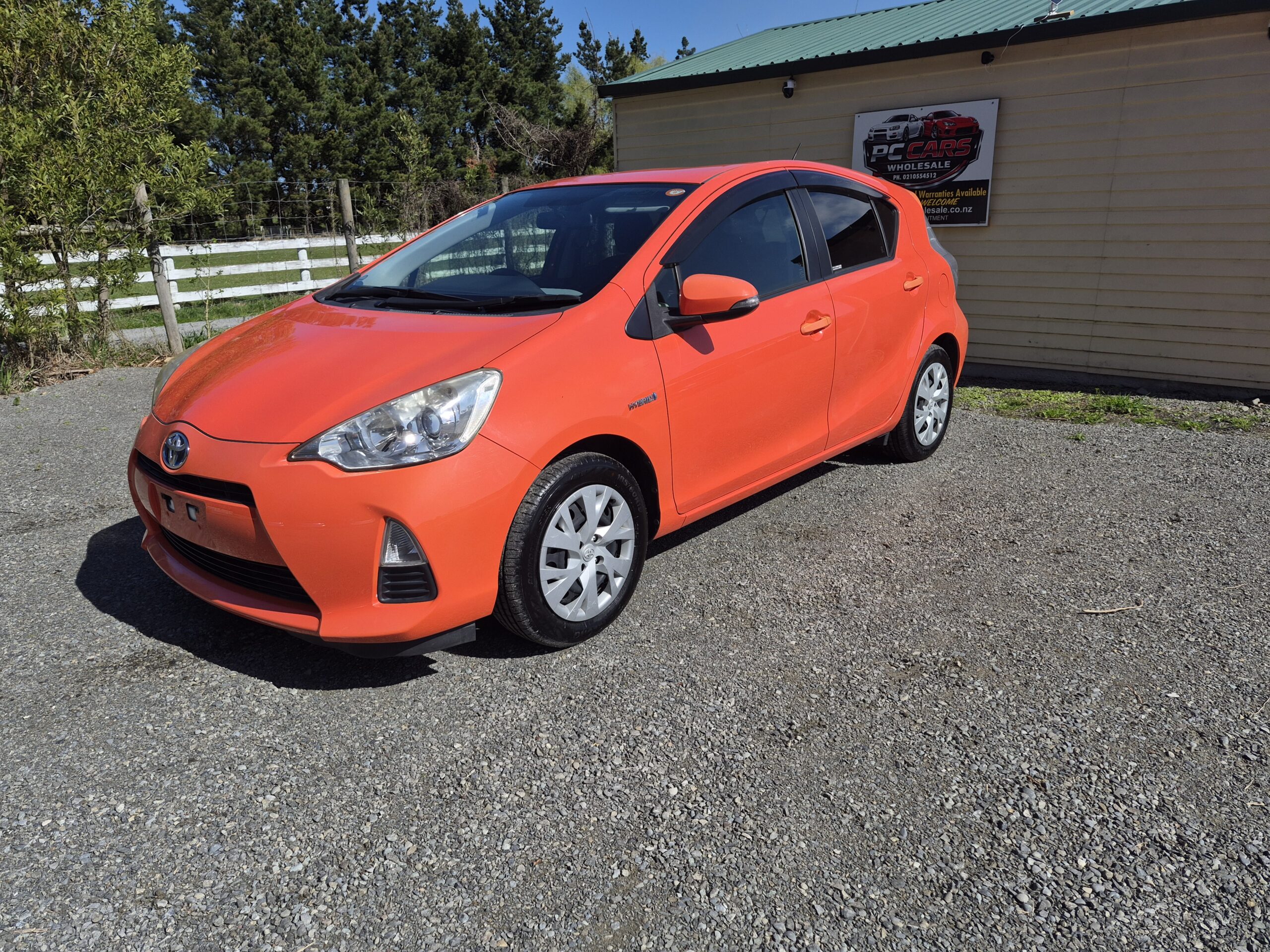 
								2014 Toyota Aqua/Fresh import/Low mileage/Push start/Price:$9999 plus on road cost full									