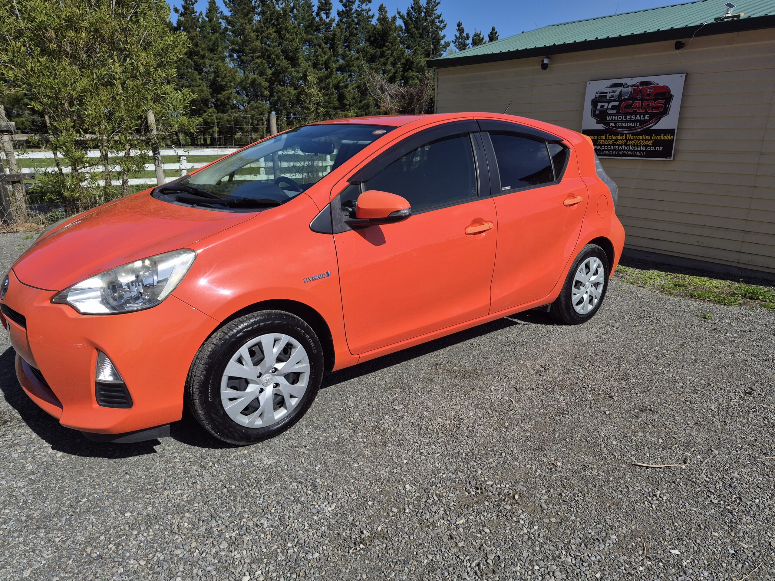 
								2014 Toyota Aqua/Fresh import/Low mileage/Push start/Price:$9999 plus on road cost full									