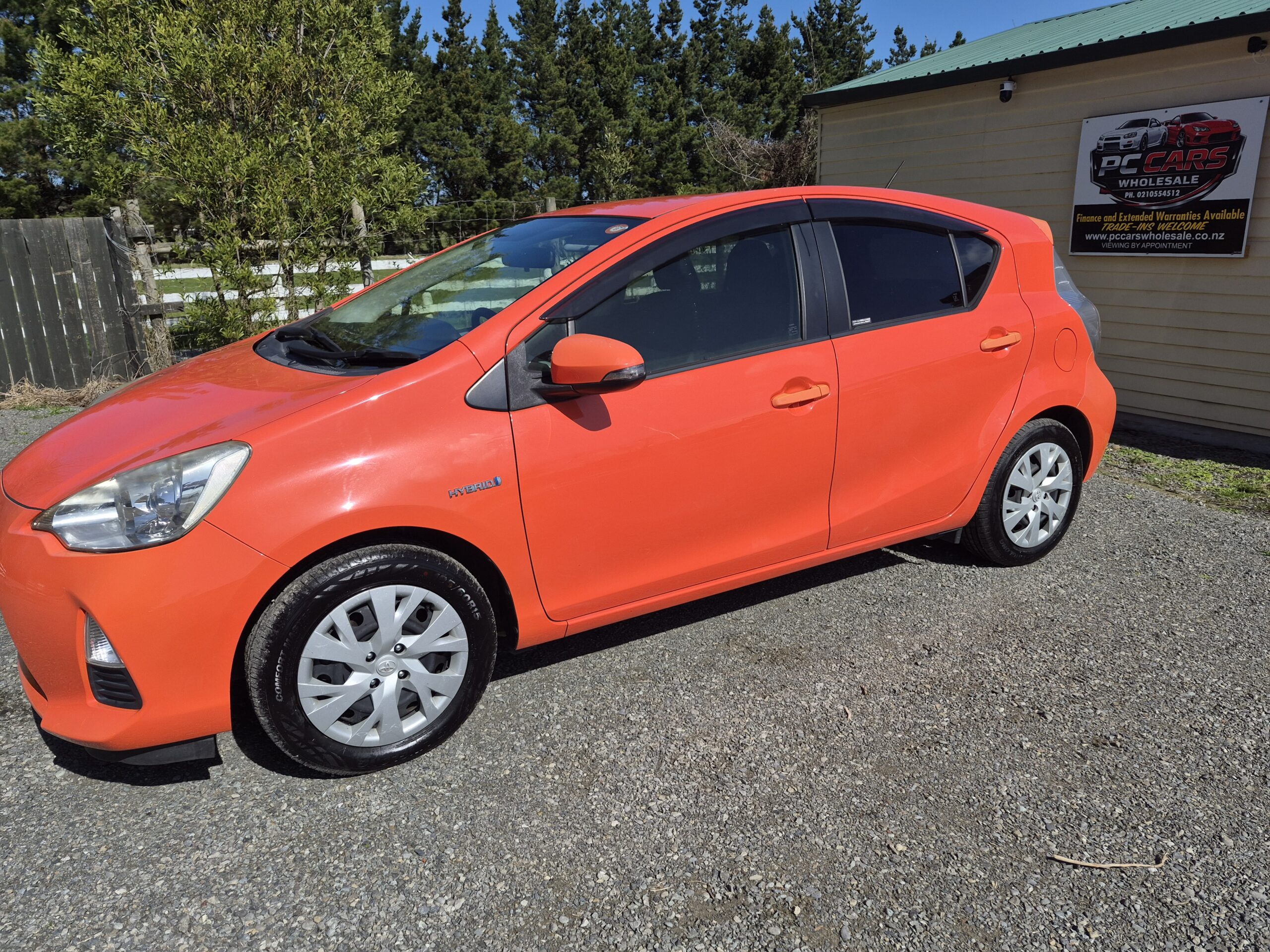 
								2014 Toyota Aqua/Fresh import/Low mileage/Push start/Price:$9999 plus on road cost full									