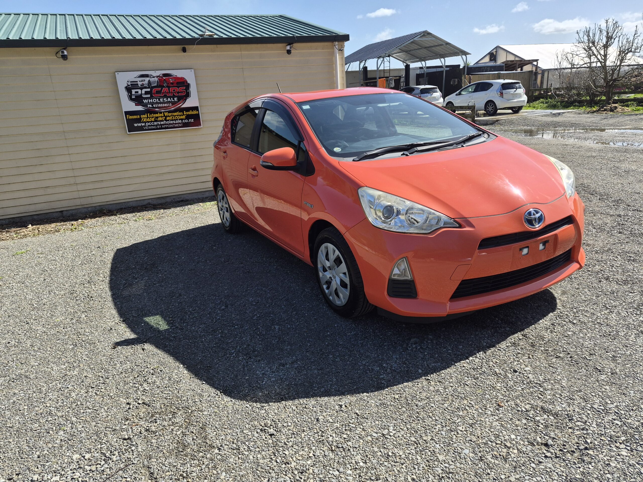 
								2014 Toyota Aqua/Fresh import/Low mileage/Push start/Price:$9999 plus on road cost full									