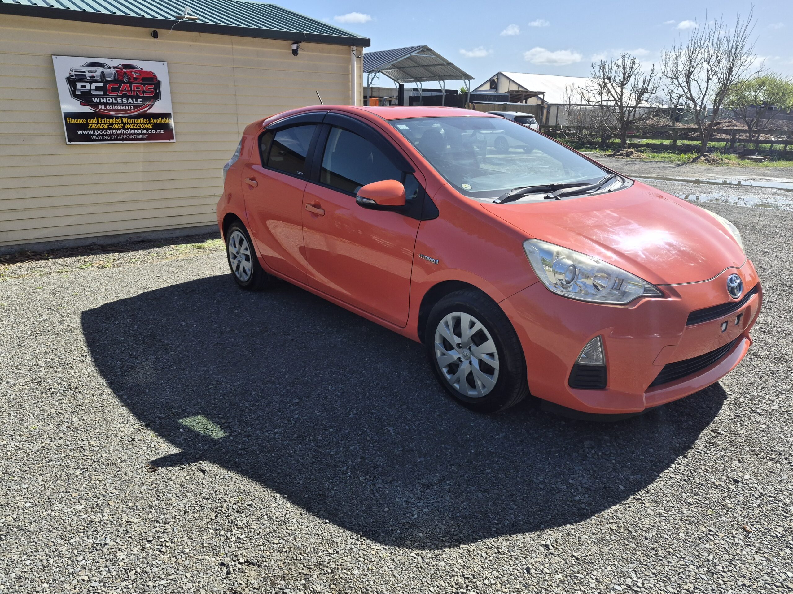 
								2014 Toyota Aqua/Fresh import/Low mileage/Push start/Price:$9999 plus on road cost full									
