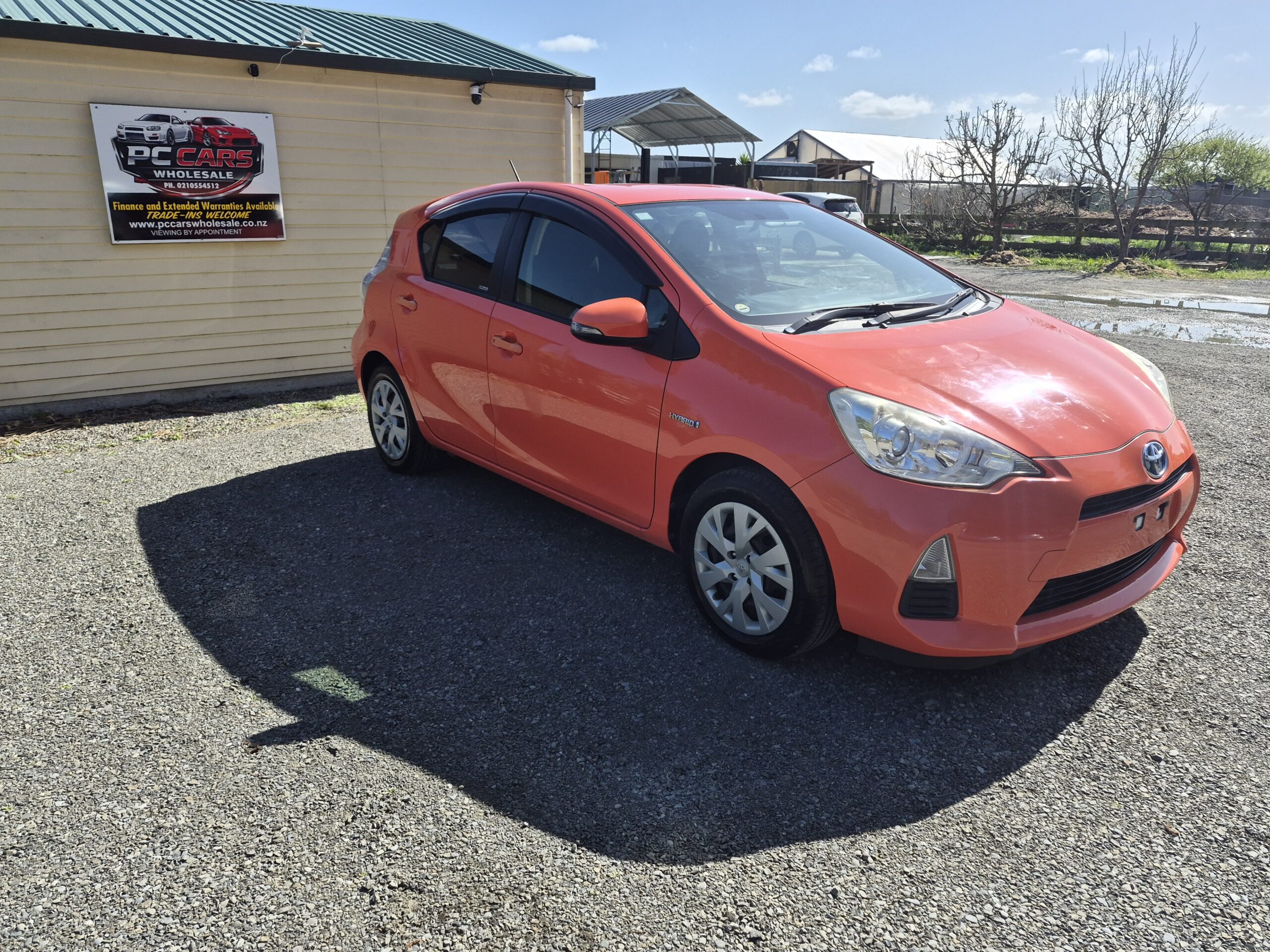 
								2014 Toyota Aqua/Fresh import/Low mileage/Push start/Price:$9999 plus on road cost full									