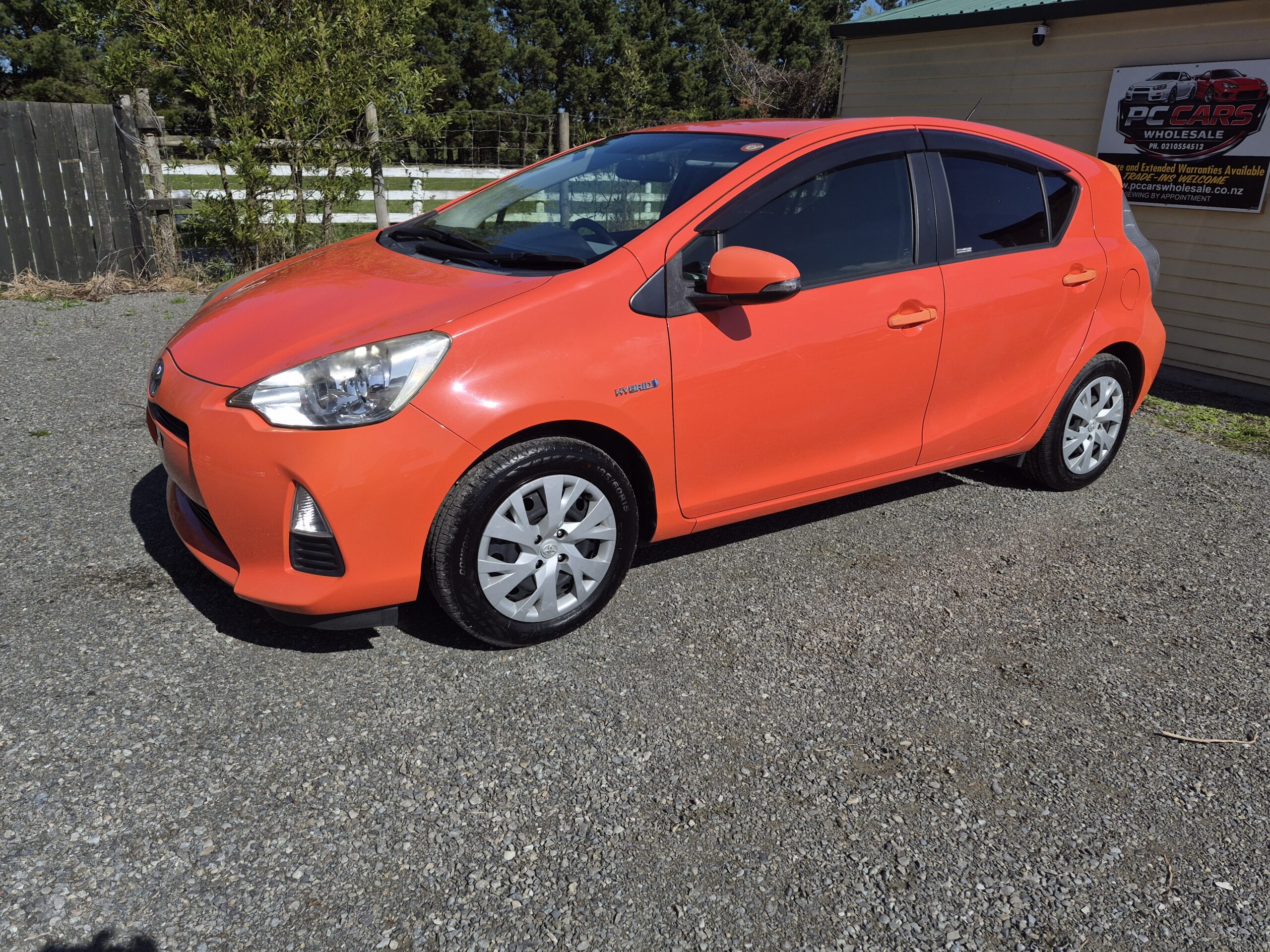 
								2014 Toyota Aqua/Fresh import/Low mileage/Push start/Price:$9999 plus on road cost full									