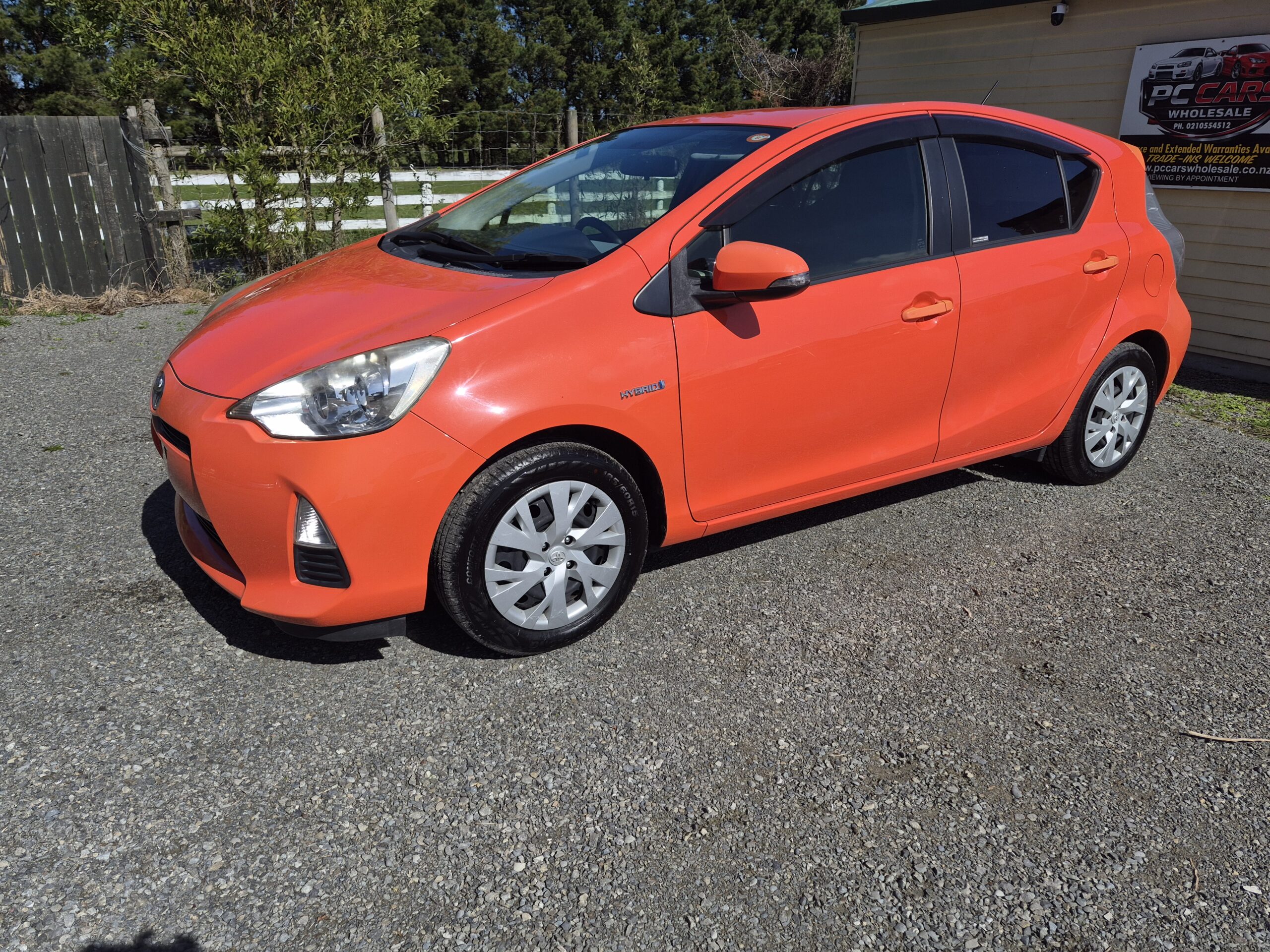 
								2014 Toyota Aqua/Fresh import/Low mileage/Push start/Price:$9999 plus on road cost full									