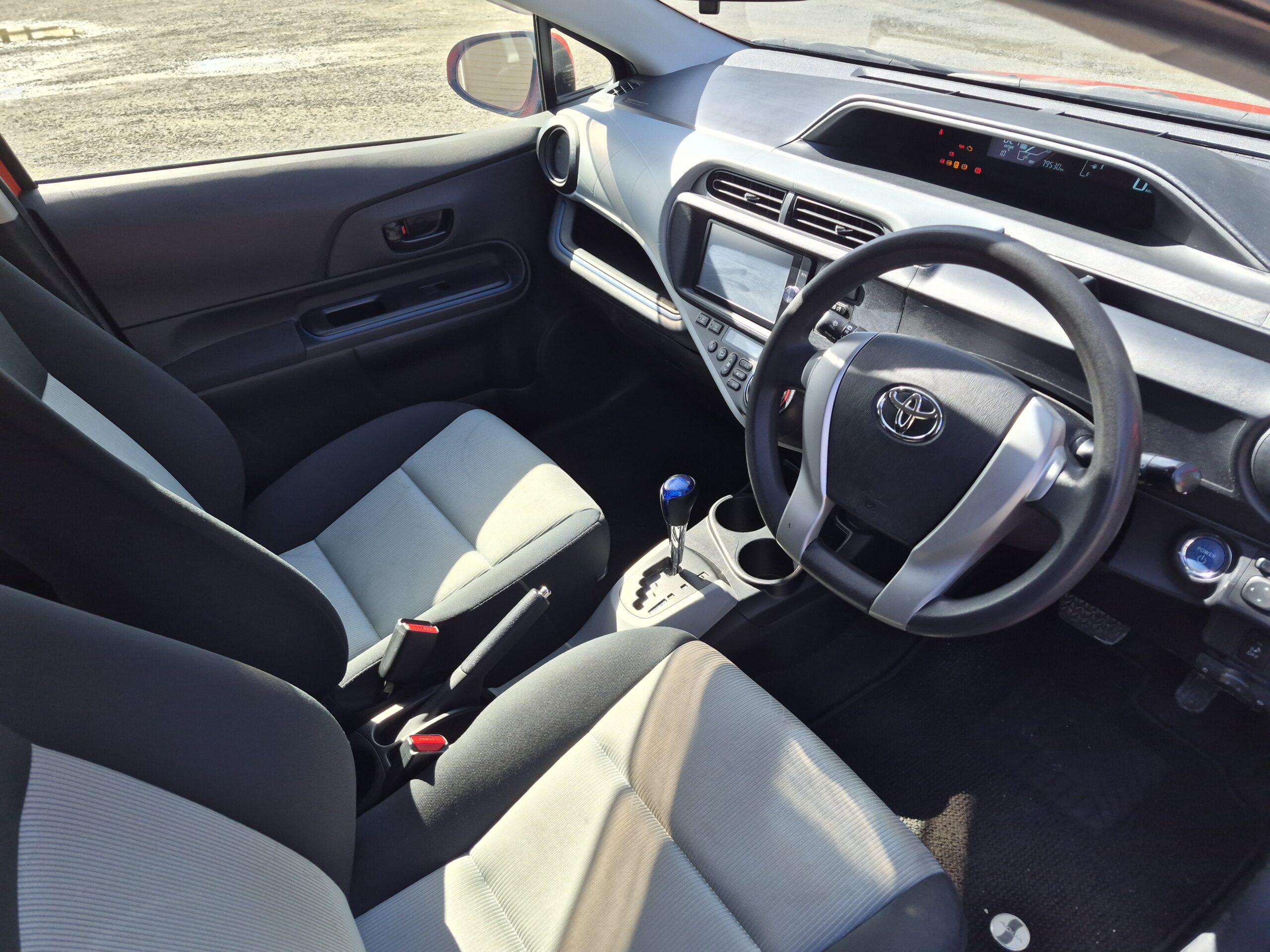 
								2014 Toyota Aqua/Fresh import/Low mileage/Push start/Price:$9999 plus on road cost full									