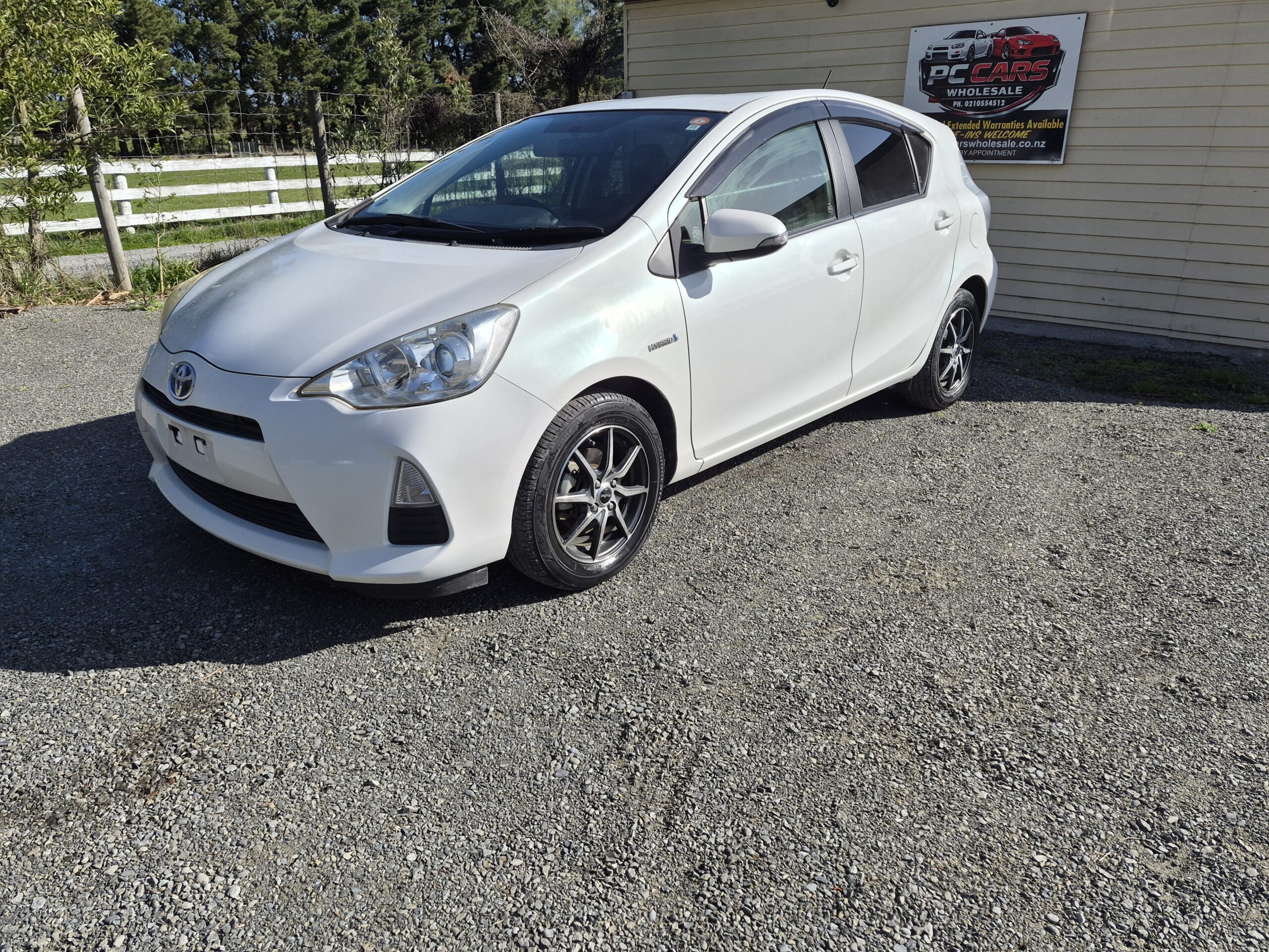 
								2012 Toyota Aqua Hybrid/ Fresh Import/ Reverse Camera/ Mag wheels /Price :$8999 +ORC full									