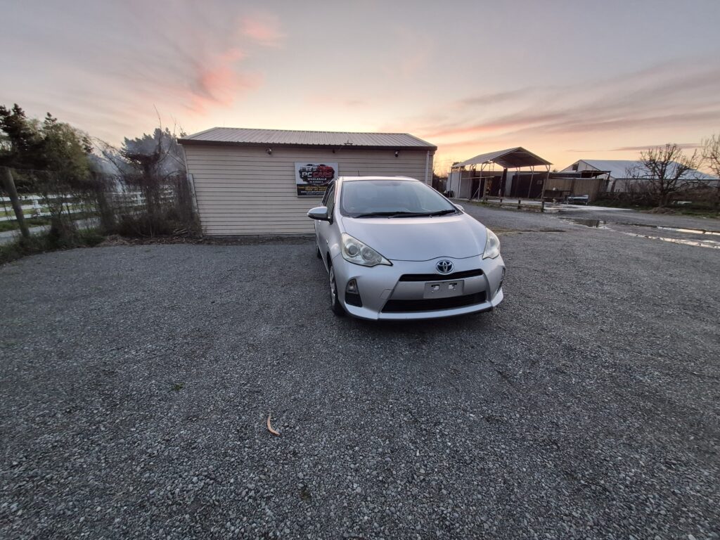 2013 Toyota Aqua Hybrid Push Start / Reverse Camera / Fresh Import/Low mileage/$9999 +ORC