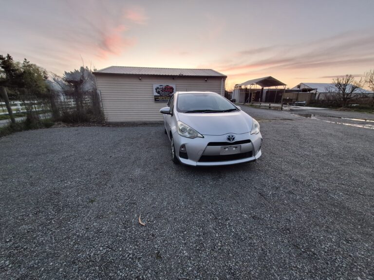 2013 Toyota Aqua Hybrid Push Start / Reverse Camera / Fresh Import/Low mileage/$9999 +ORC