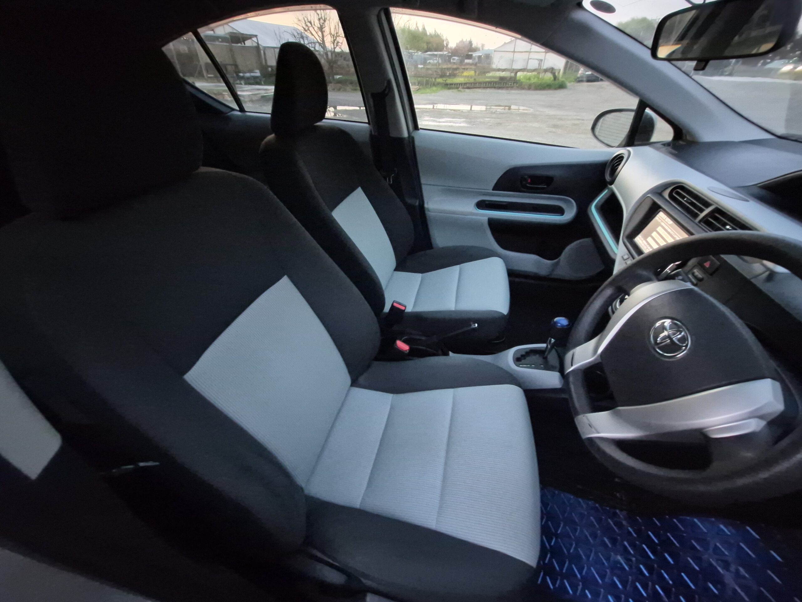 
								2013 Toyota Aqua Hybrid Push Start / Reverse Camera / Fresh Import/Low mileage/$9999 +ORC full									