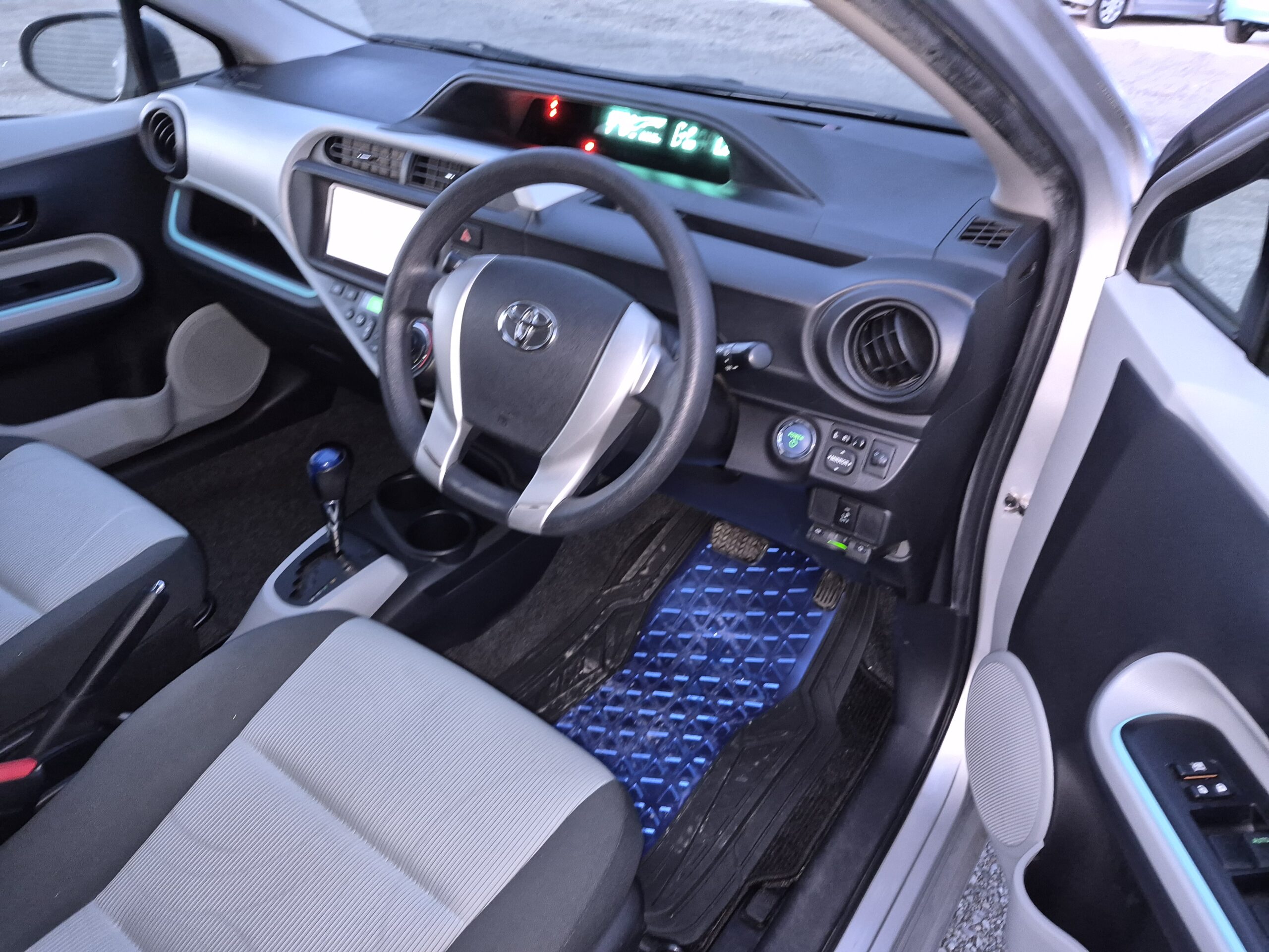 
								2013 Toyota Aqua Hybrid Push Start / Reverse Camera / Fresh Import/Low mileage/$9999 +ORC full									